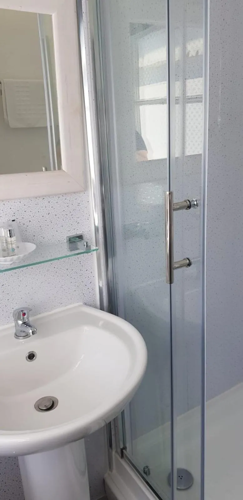 Shower in Newburgh Guesthouse