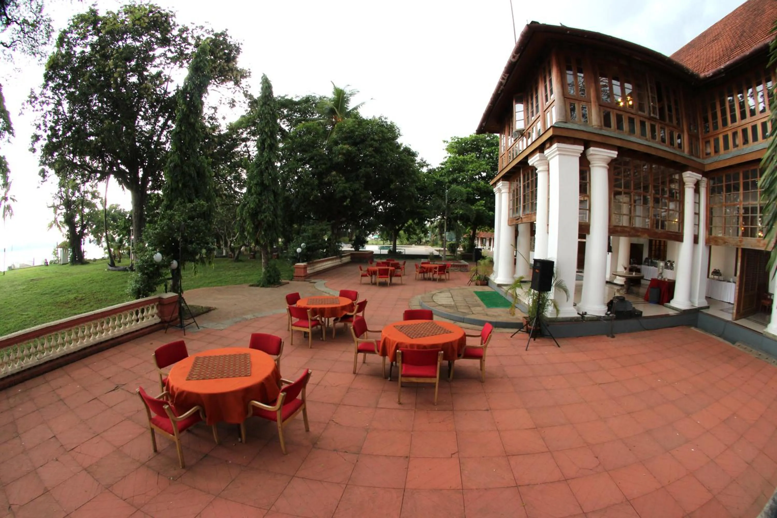 Restaurant/places to eat in KTDC Bolgatty Palace & Island Resort