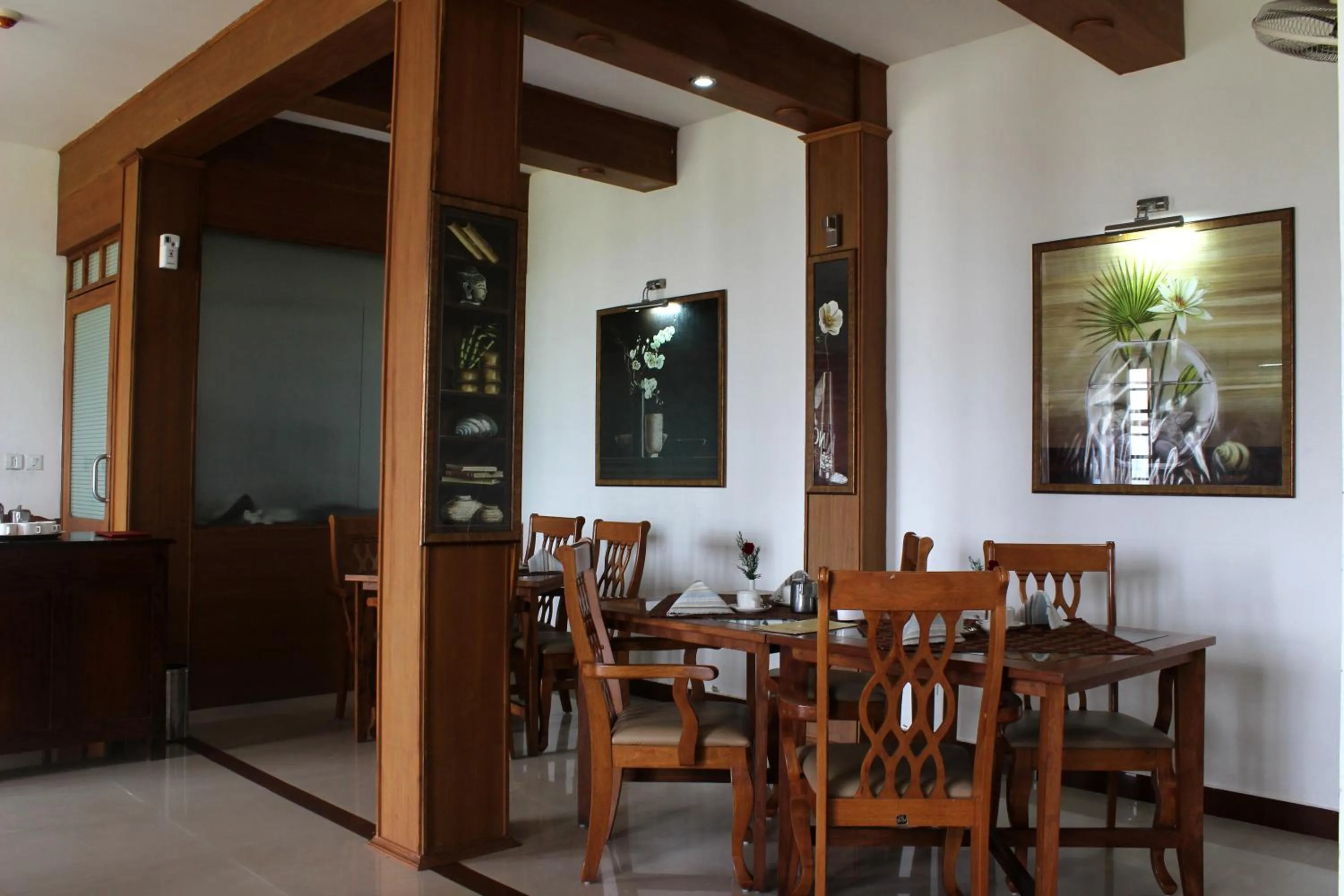 Restaurant/places to eat in KTDC Bolgatty Palace & Island Resort