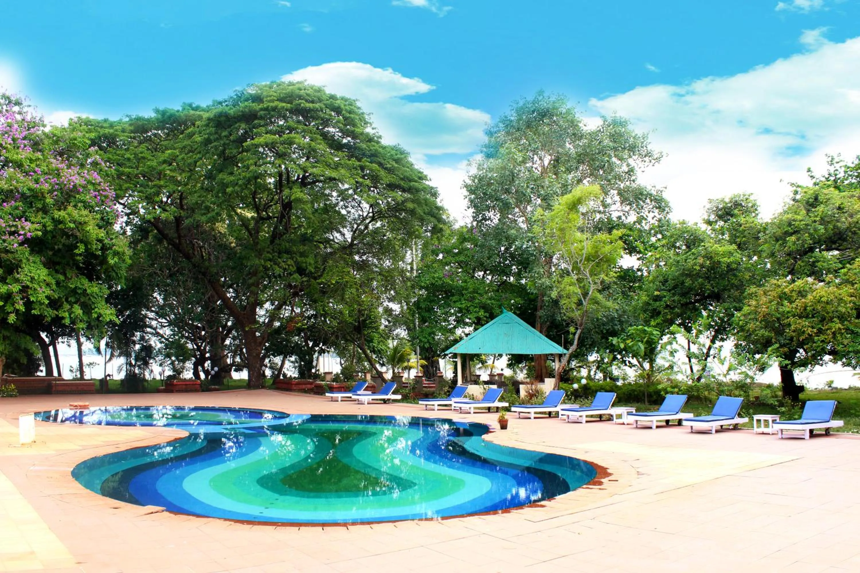 Swimming pool in KTDC Bolgatty Palace & Island Resort