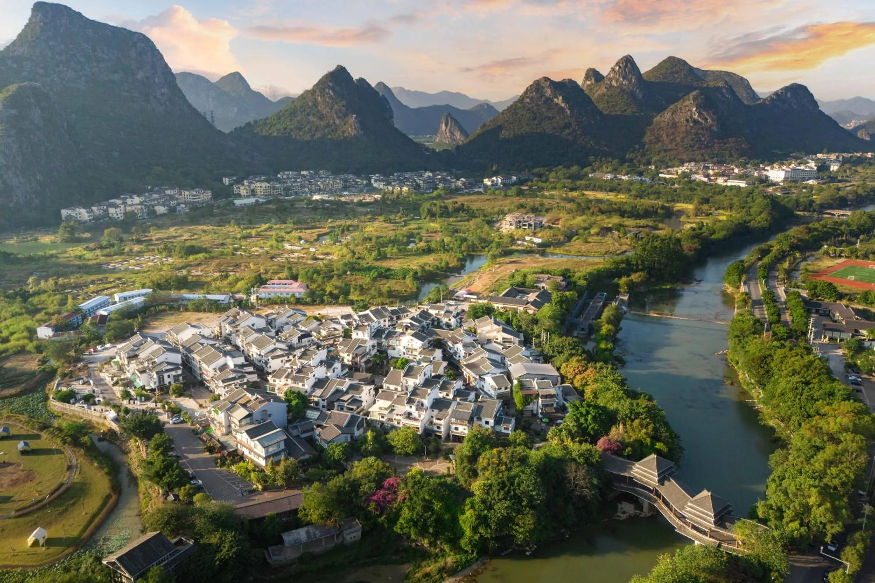 Nearby landmark in Guilin Village Creek Inn -Beside the lake &Fee pick up service over three nights