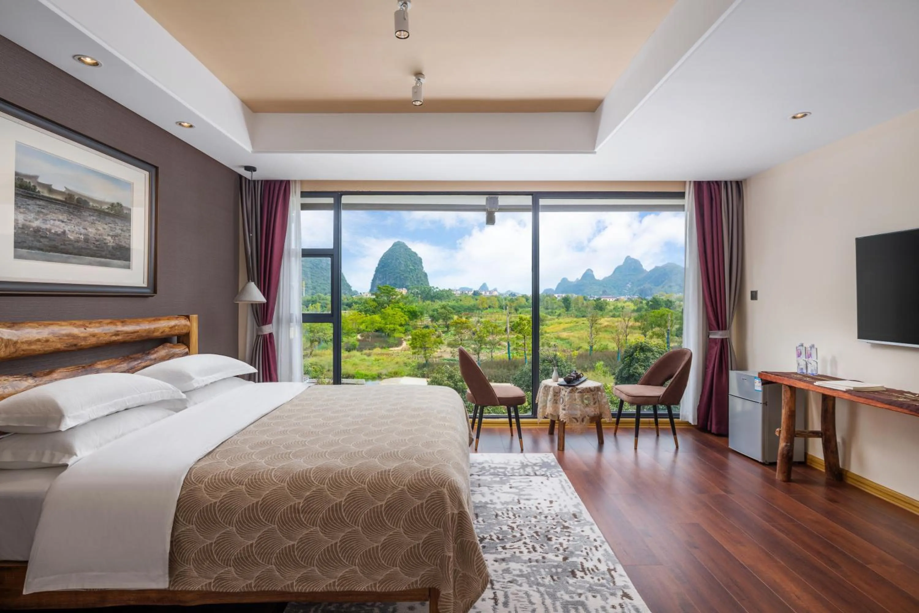 TV and multimedia, Bed in Guilin Village Creek Inn -Beside the lake &Fee pick up service over three nights
