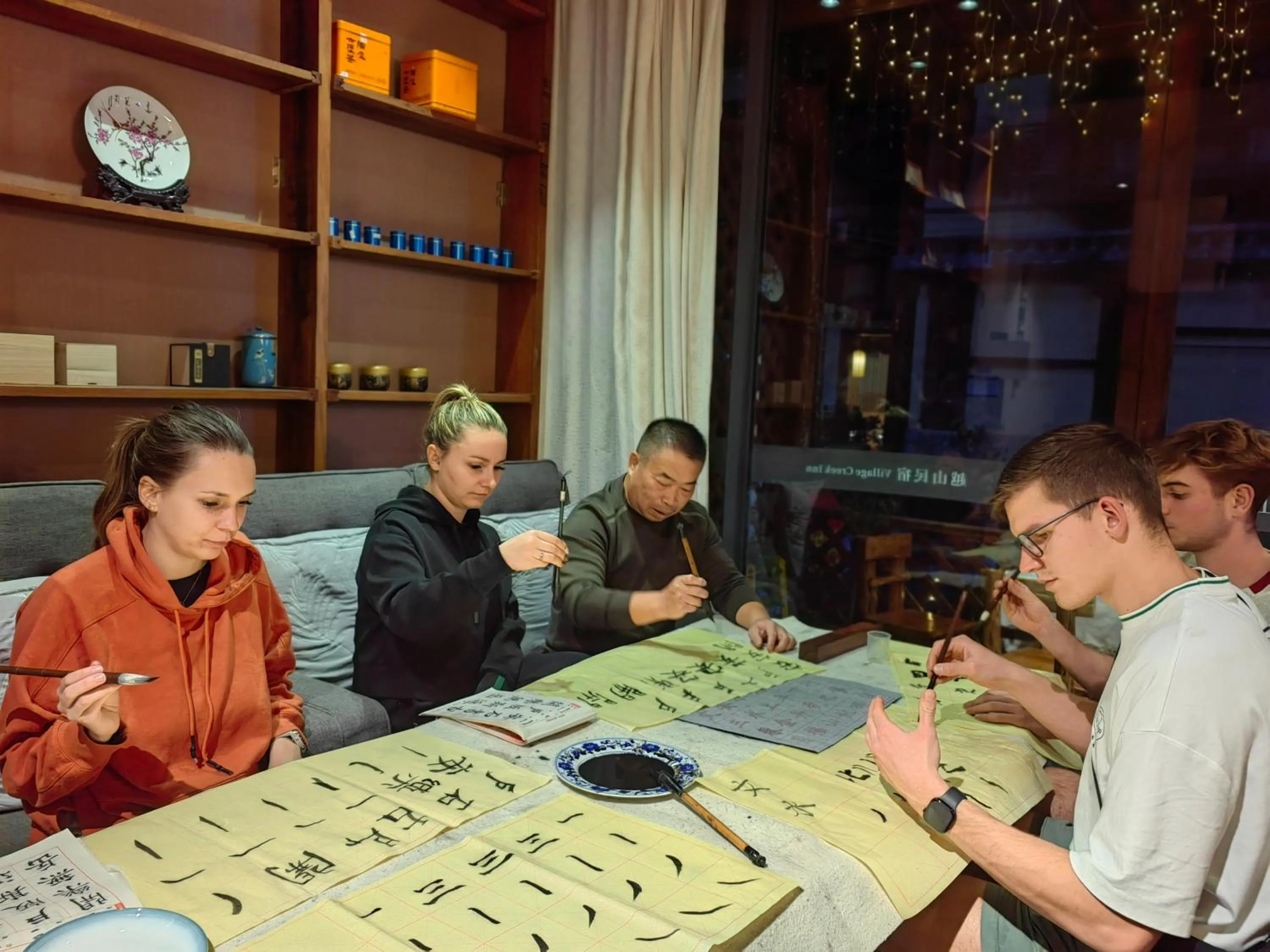 People in Guilin Village Creek Inn -Beside the lake &Fee pick up service over three nights