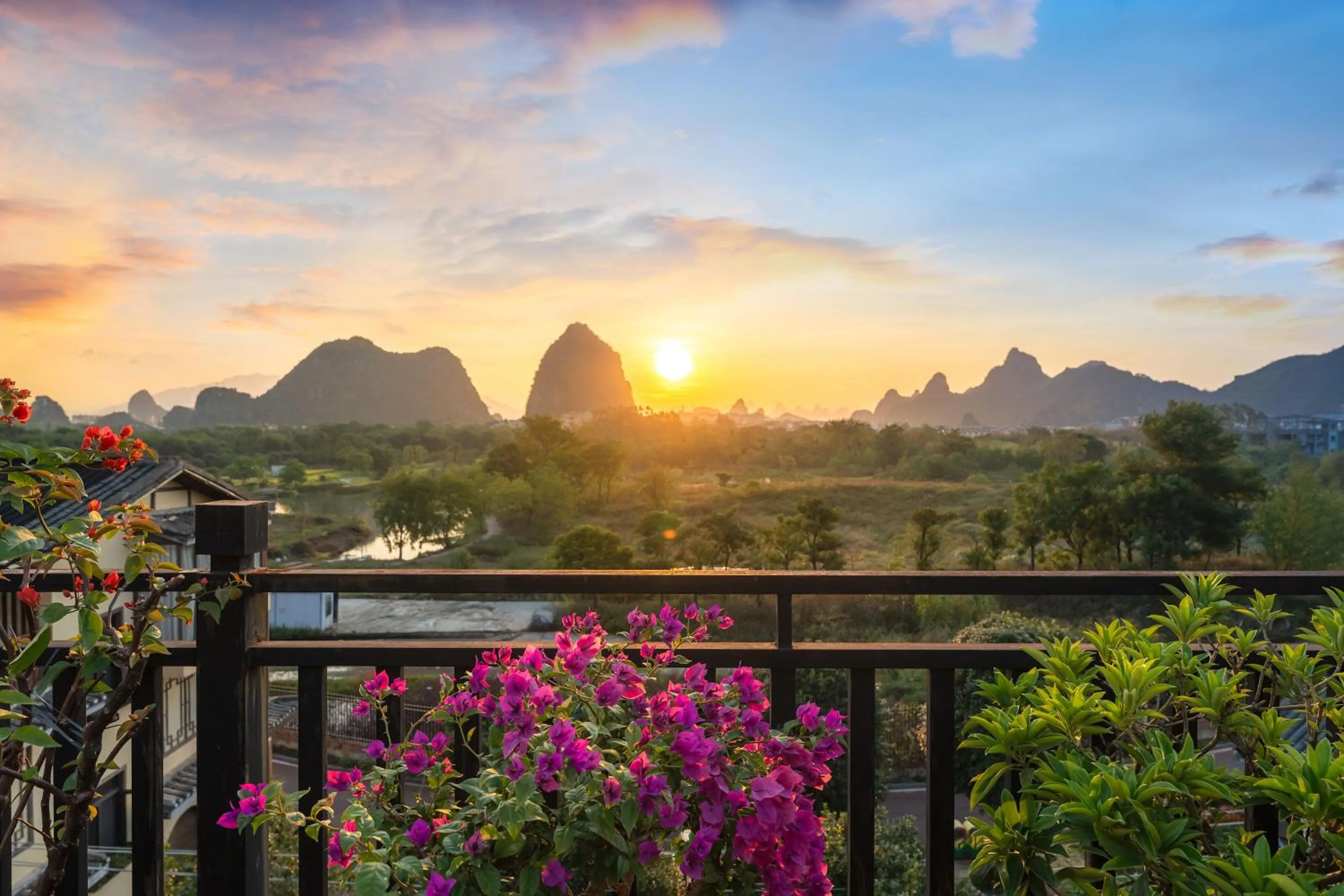 Day in Guilin Village Creek Inn -Beside the lake &Fee pick up service over three nights