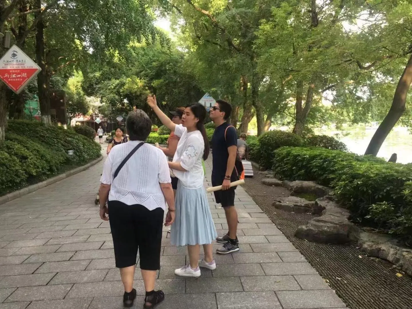 Day in Guilin Village Creek Inn -Beside the lake &Fee pick up service over three nights