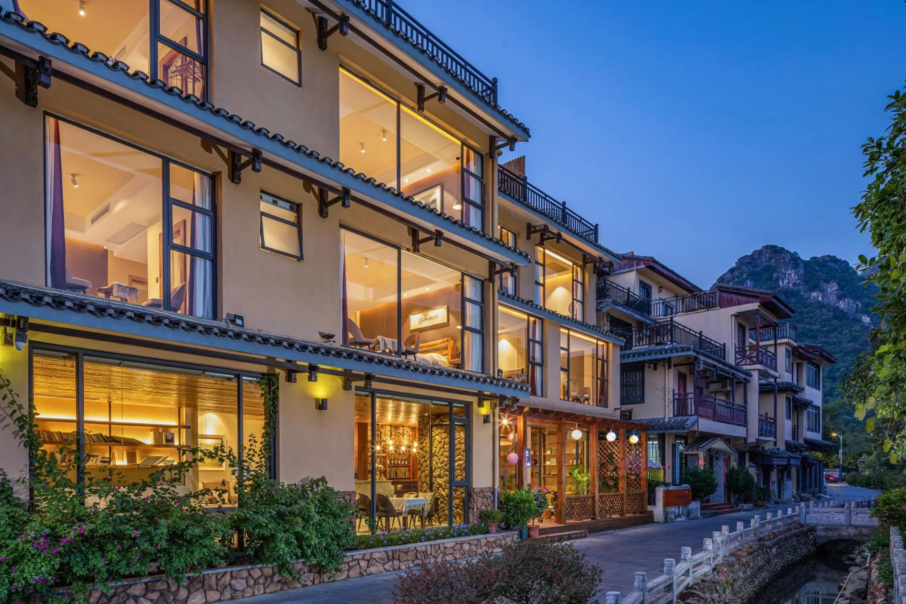 Property building in Guilin Village Creek Inn -Beside the lake &Fee pick up service over three nights