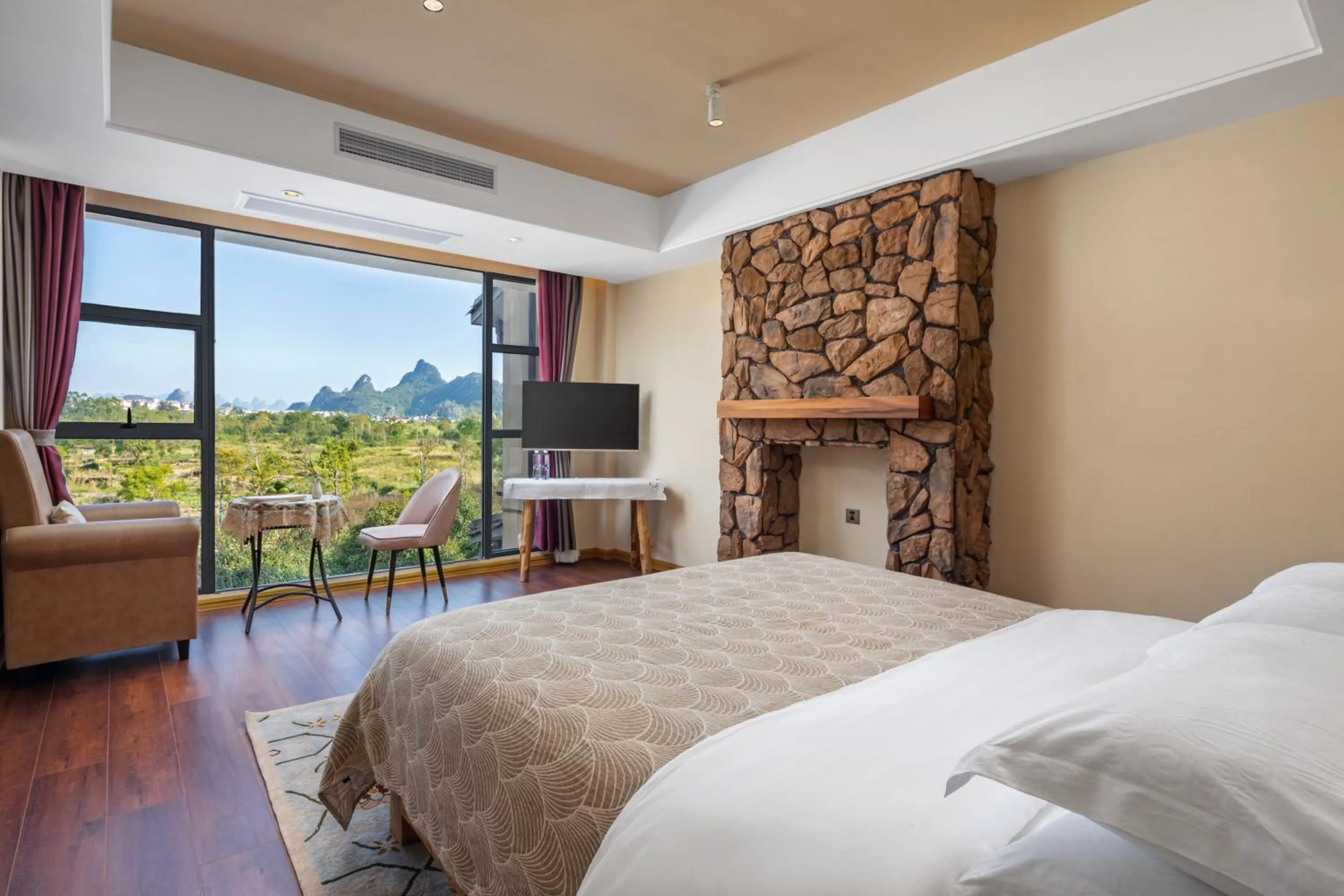 Photo of the whole room, Bed in Guilin Village Creek Inn -Beside the lake &Fee pick up service over three nights
