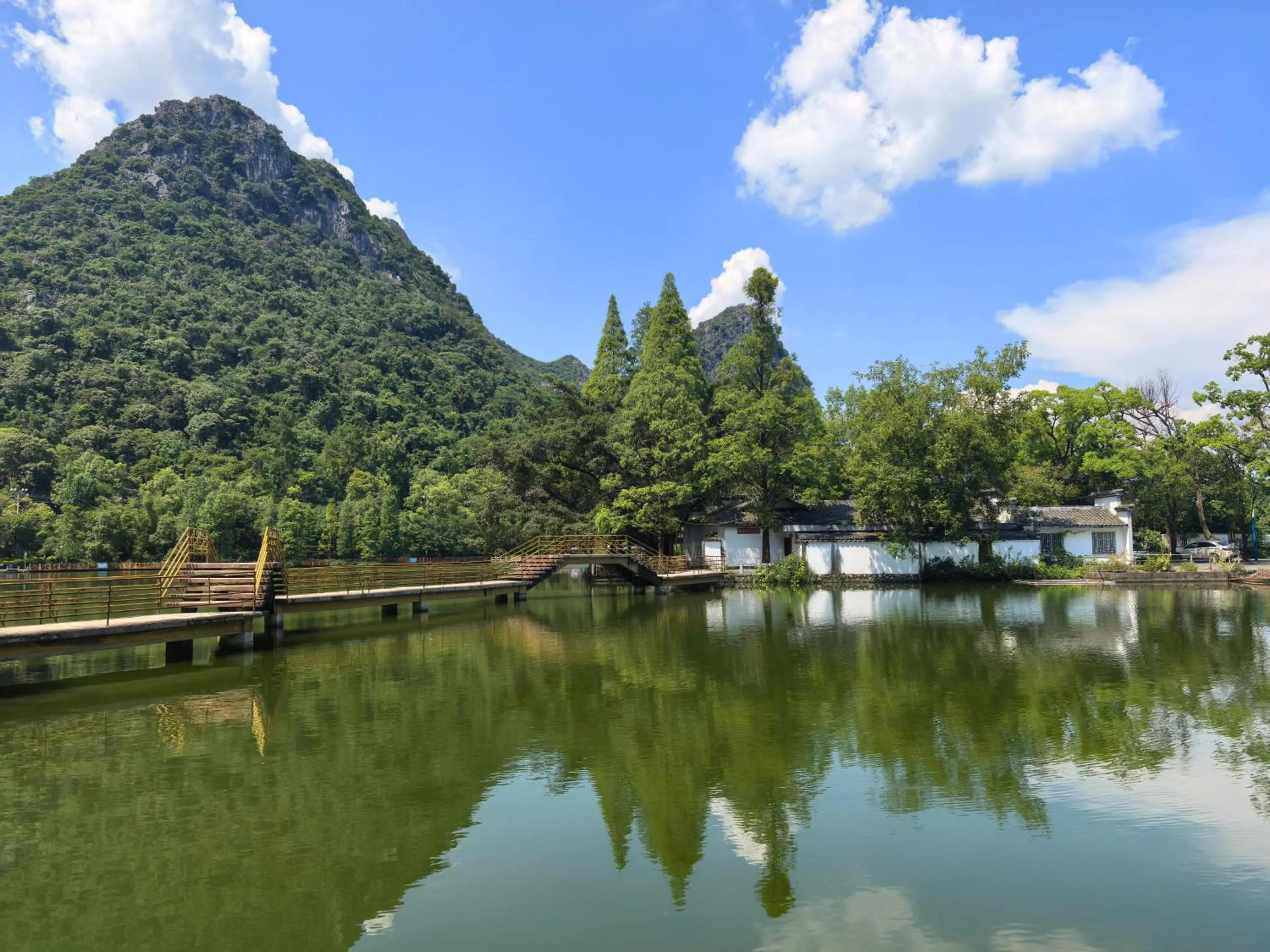 Nearby landmark in Guilin Village Creek Inn -Beside the lake &Fee pick up service over three nights