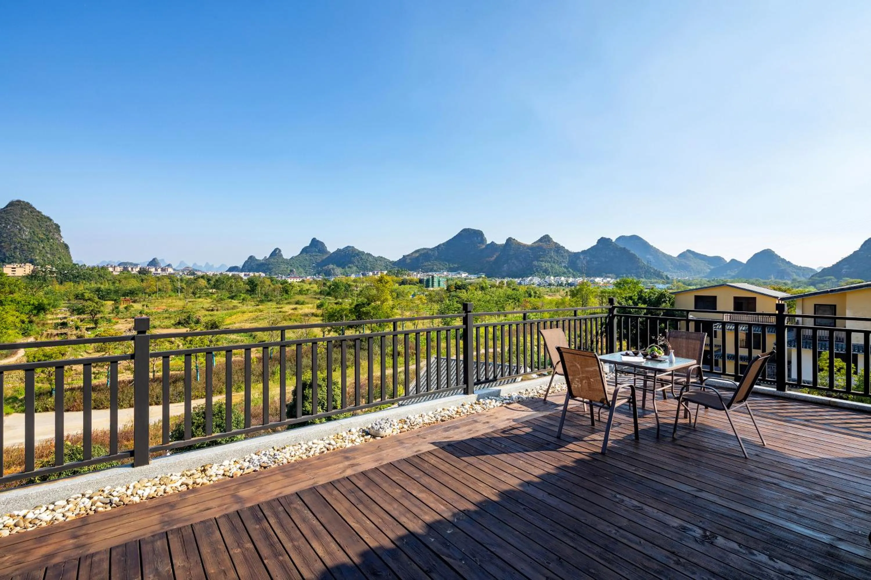 Day in Guilin Village Creek Inn -Beside the lake &Fee pick up service over three nights