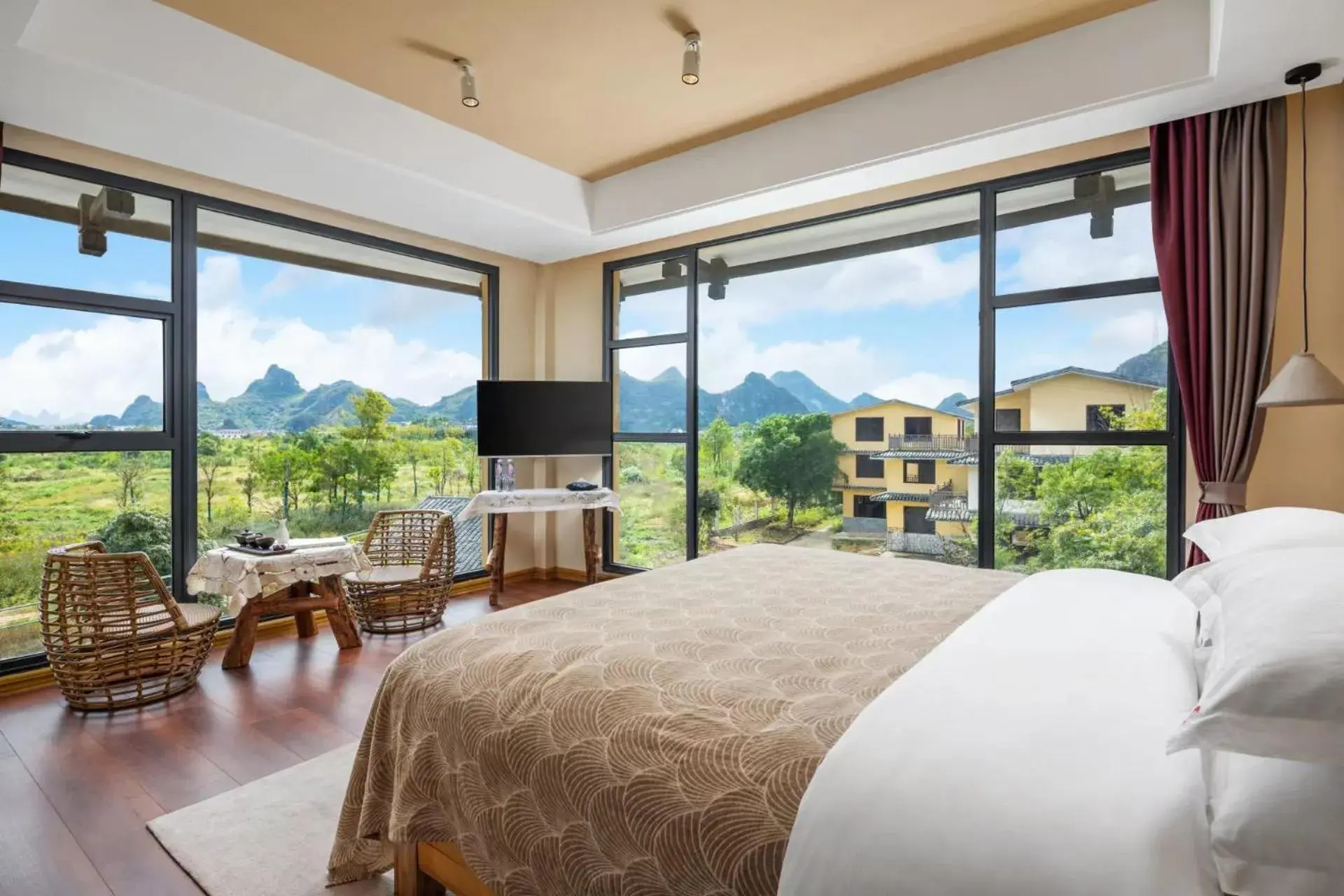 King Room with Mountain View in Guilin Village Creek Inn -Beside the lake &Fee pick up service over three nights King Room with Mountain View in Guilin Village Creek Inn -Beside the lake &Fee pick up service over three nights