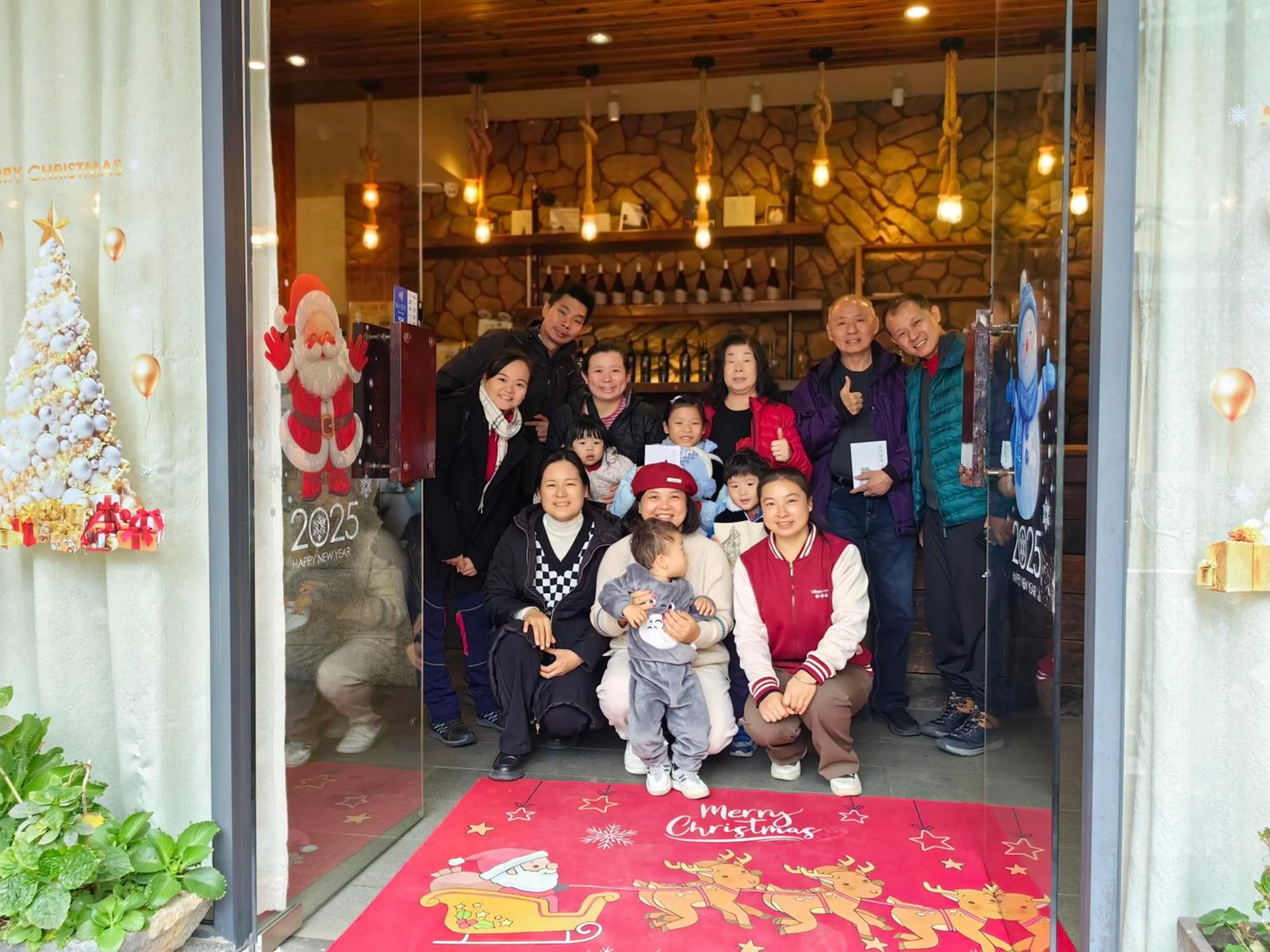 People in Guilin Village Creek Inn -Beside the lake &Fee pick up service over three nights