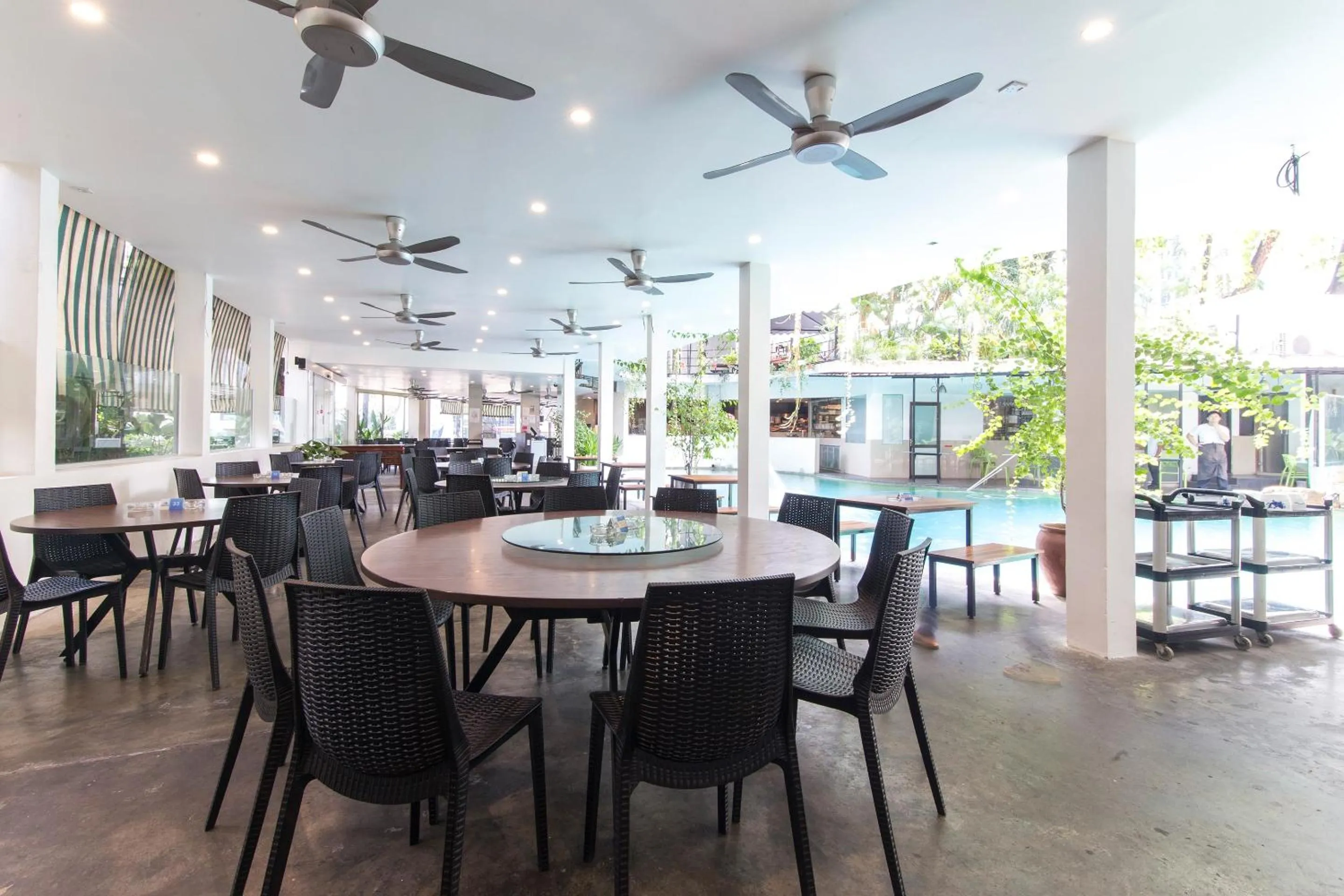 Restaurant/places to eat in Lodge Paradize Hotel