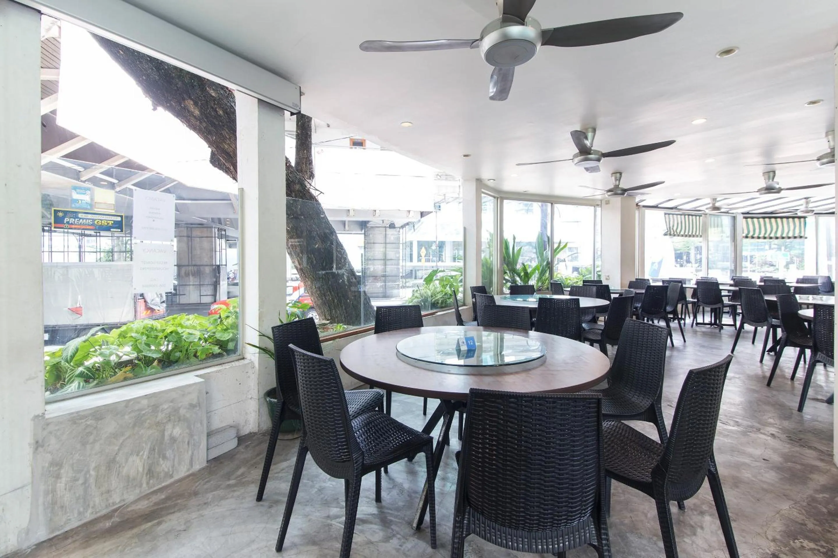 Restaurant/places to eat in Lodge Paradize Hotel