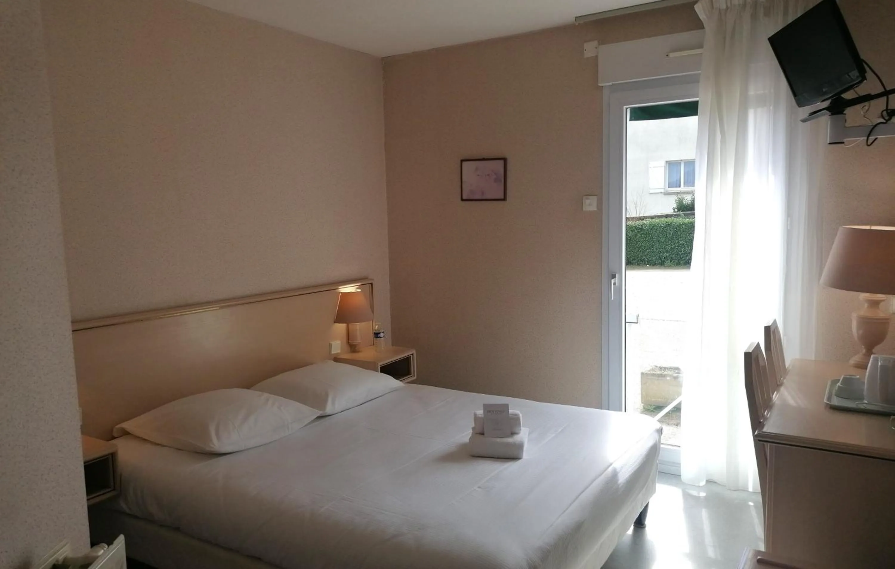 Bed in Hôtel Restaurant Bar du Commerce - KB HOTEL GROUP