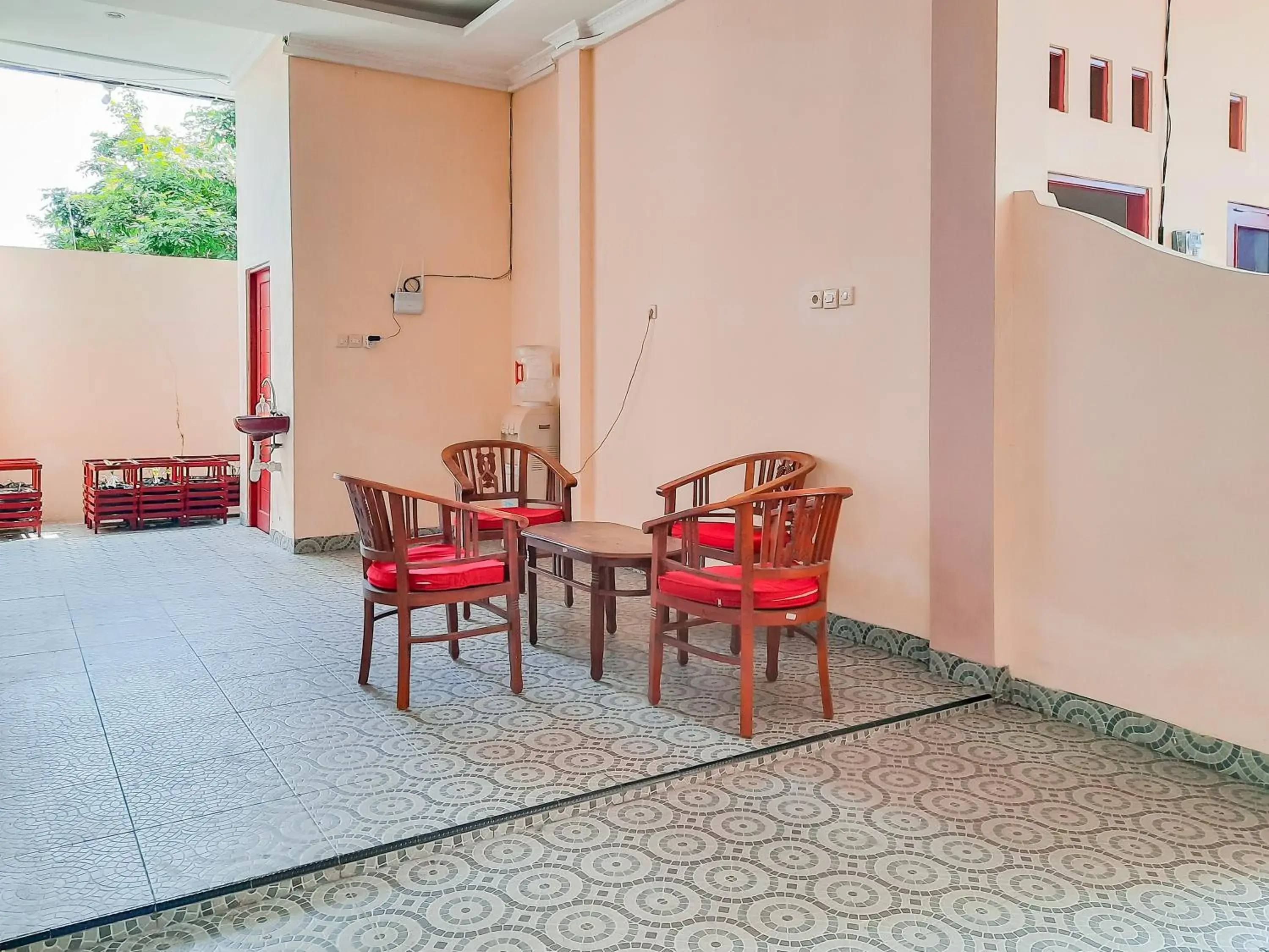 Seating area in RedDoorz near Kantor Gubernur Kalimantan Tengah Seating area in RedDoorz near Kantor Gubernur Kalimantan Tengah