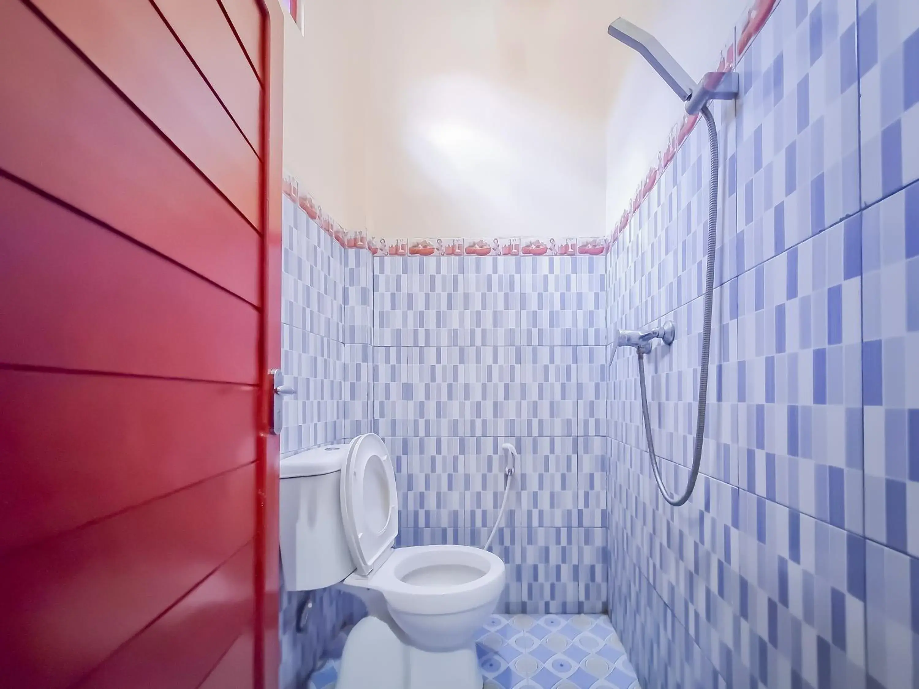 Bathroom in RedDoorz near Kantor Gubernur Kalimantan Tengah Bathroom in RedDoorz near Kantor Gubernur Kalimantan Tengah