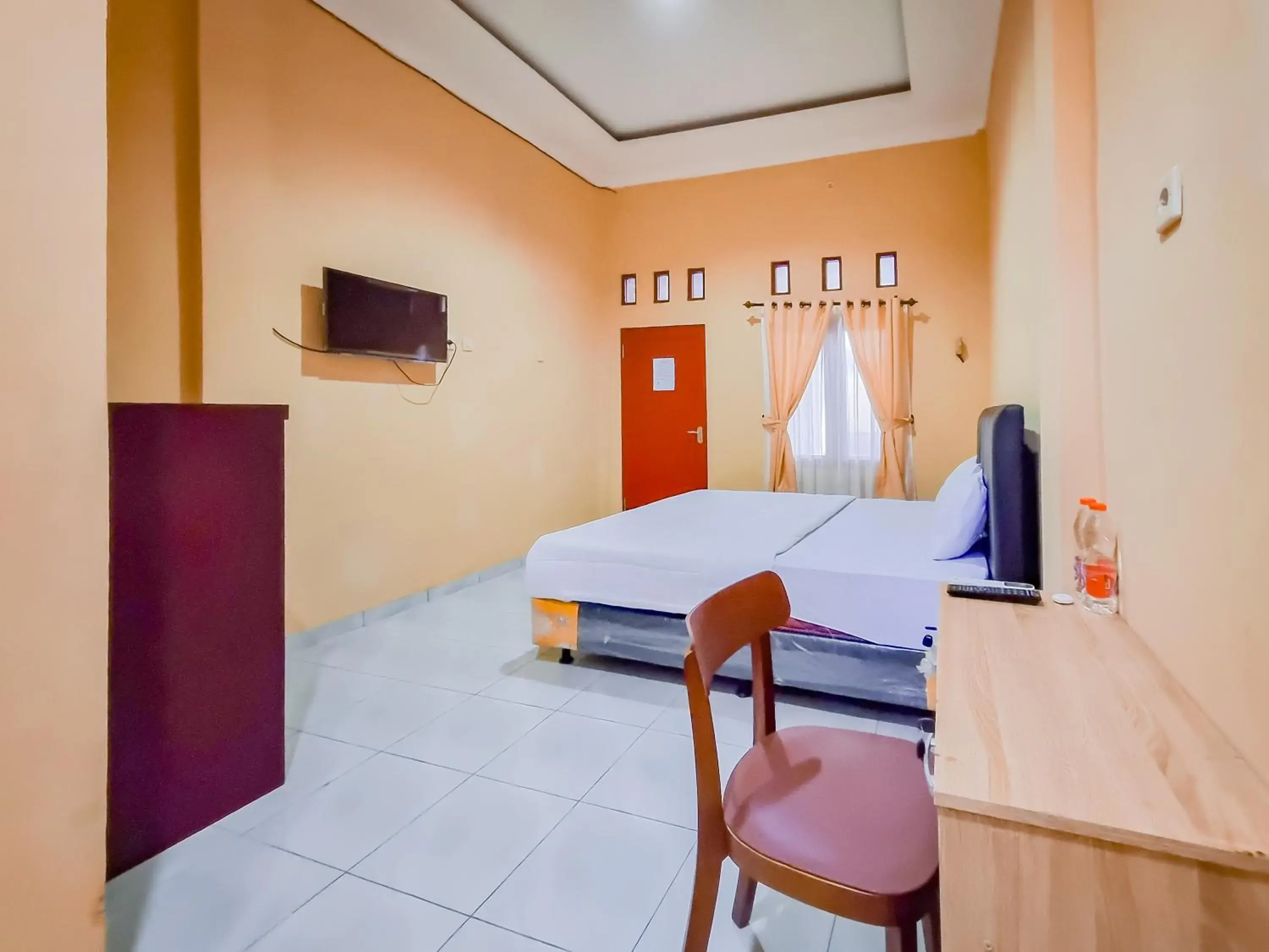 Bedroom, Bed in RedDoorz near Kantor Gubernur Kalimantan Tengah Bedroom, Bed in RedDoorz near Kantor Gubernur Kalimantan Tengah