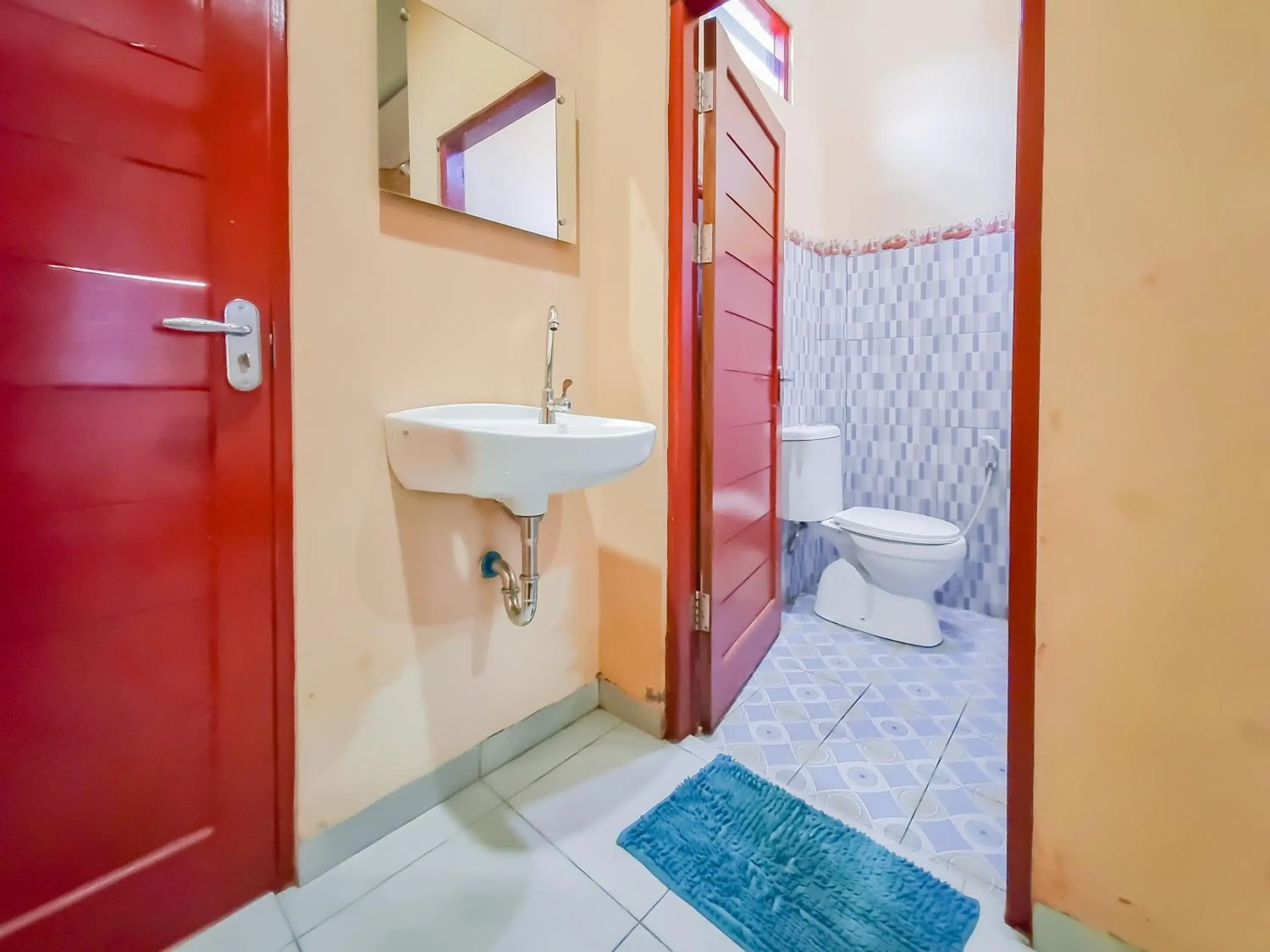 Bathroom in RedDoorz near Kantor Gubernur Kalimantan Tengah Bathroom in RedDoorz near Kantor Gubernur Kalimantan Tengah