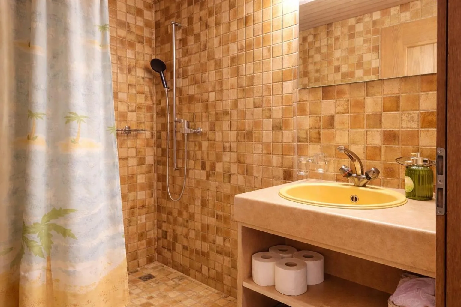 Shower in Hotel guter Hirte