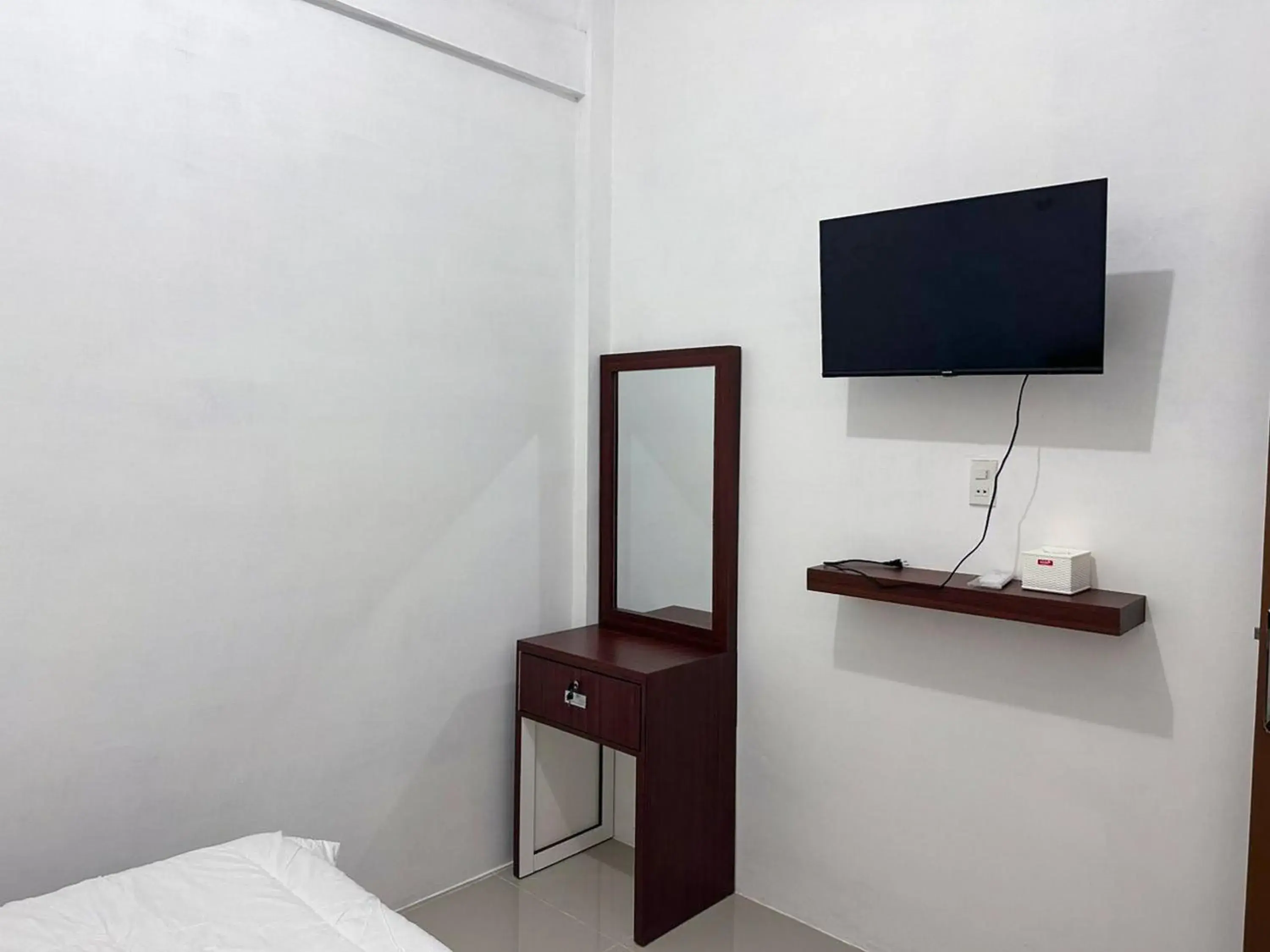 TV and multimedia, Bed in RedDoorz near Stasiun Pematangsiantar TV and multimedia, Bed in RedDoorz near Stasiun Pematangsiantar
