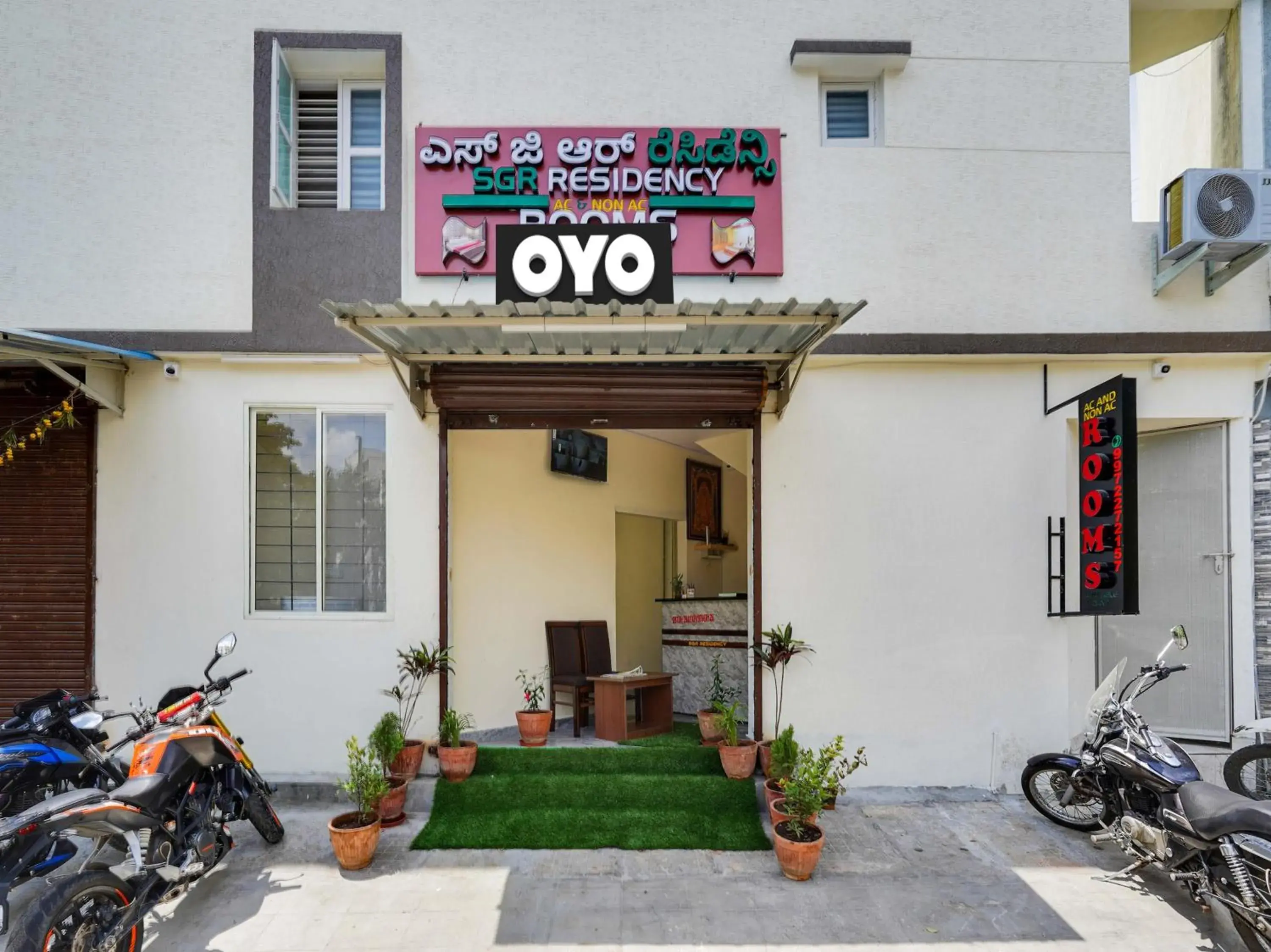 Facade/entrance in Hotel O SGR Residency Facade/entrance in Hotel O SGR Residency