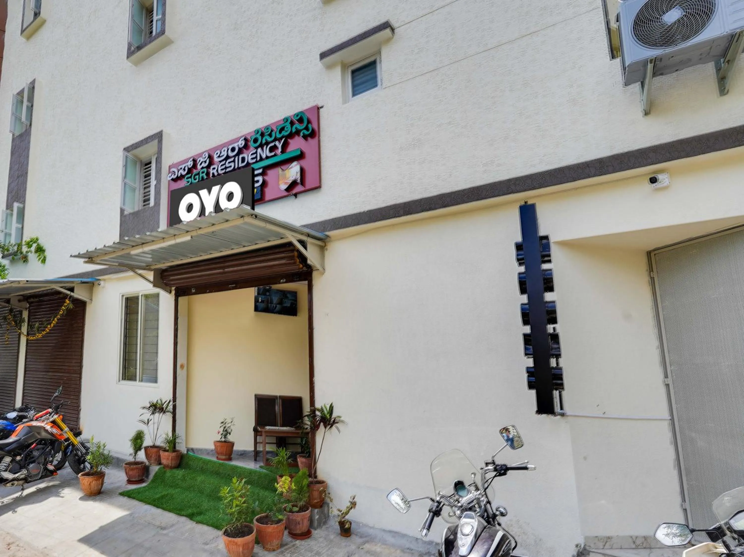 Facade/entrance in Hotel O SGR Residency