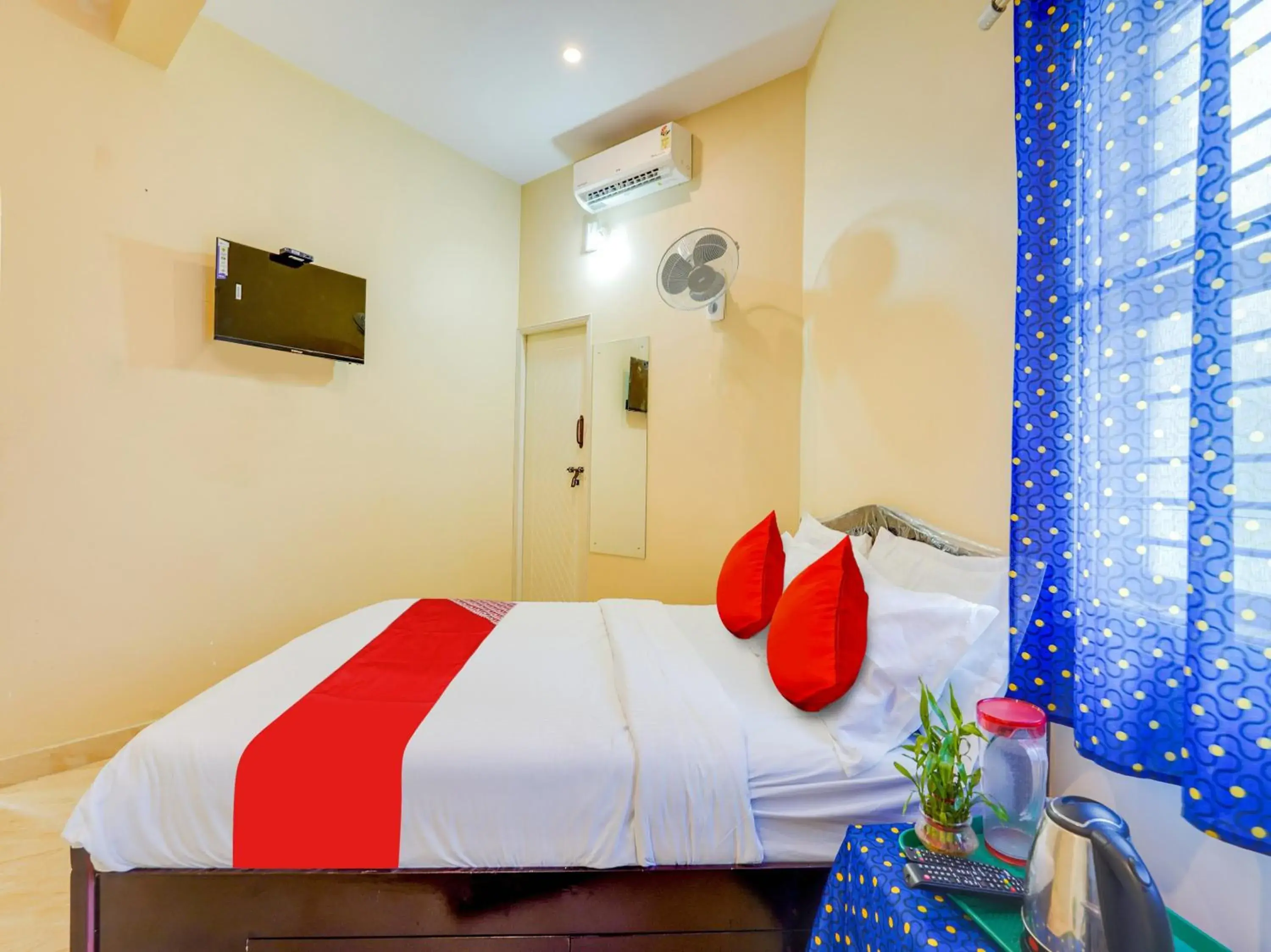 Bedroom in Hotel O SGR Residency Bedroom in Hotel O SGR Residency