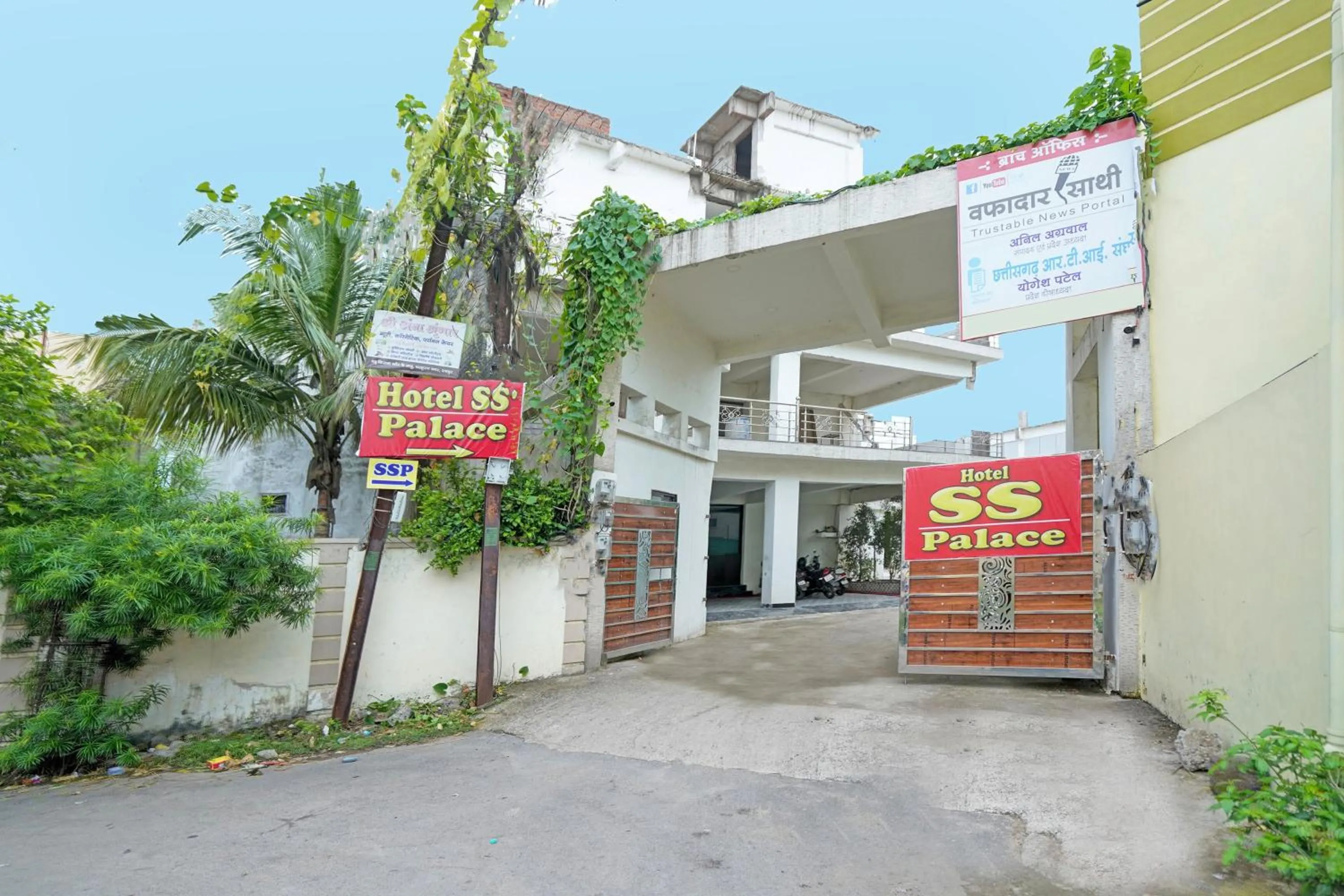 Facade/entrance in Hotel O SS Palace