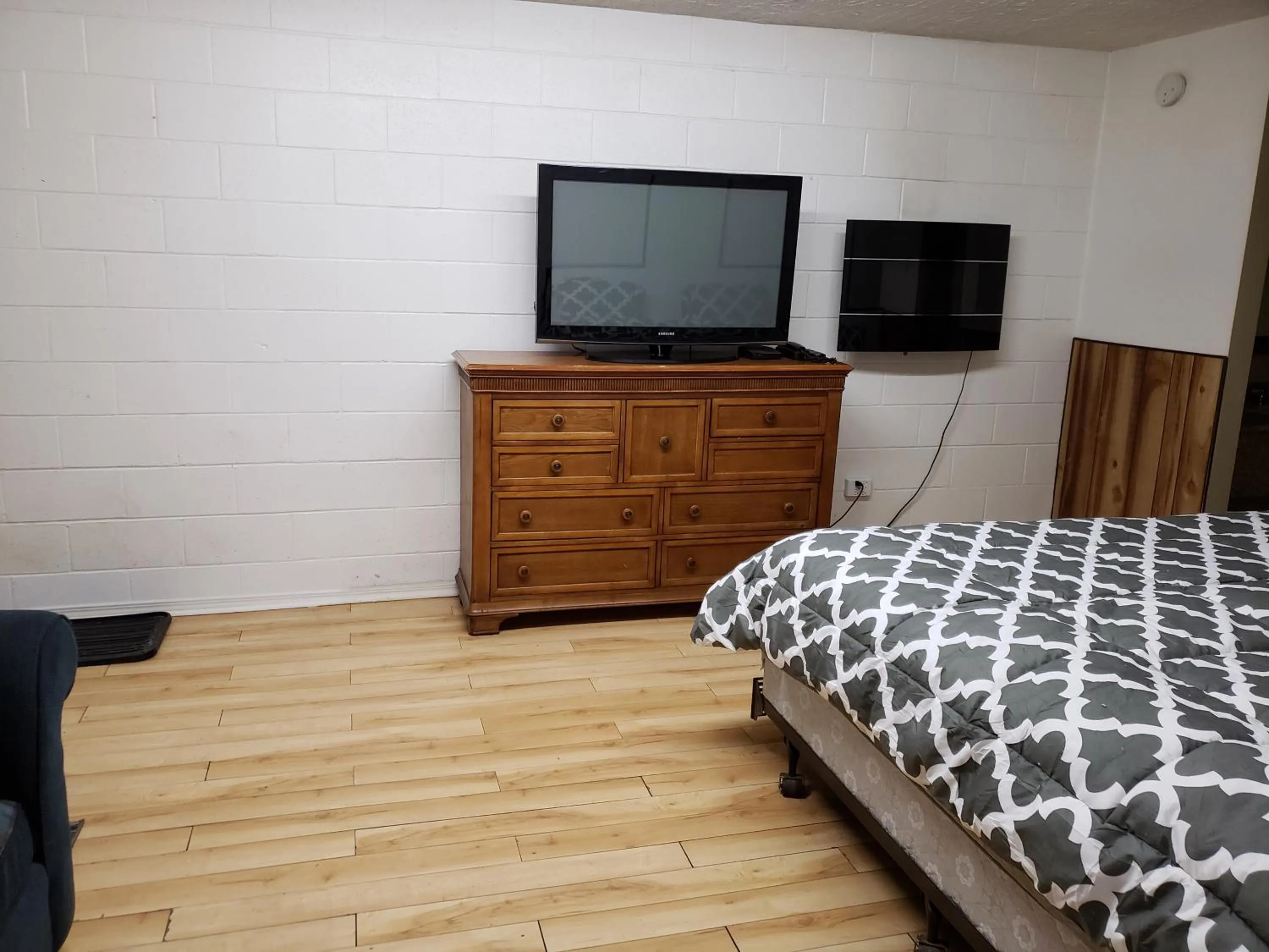 Bed in Caravan Motel