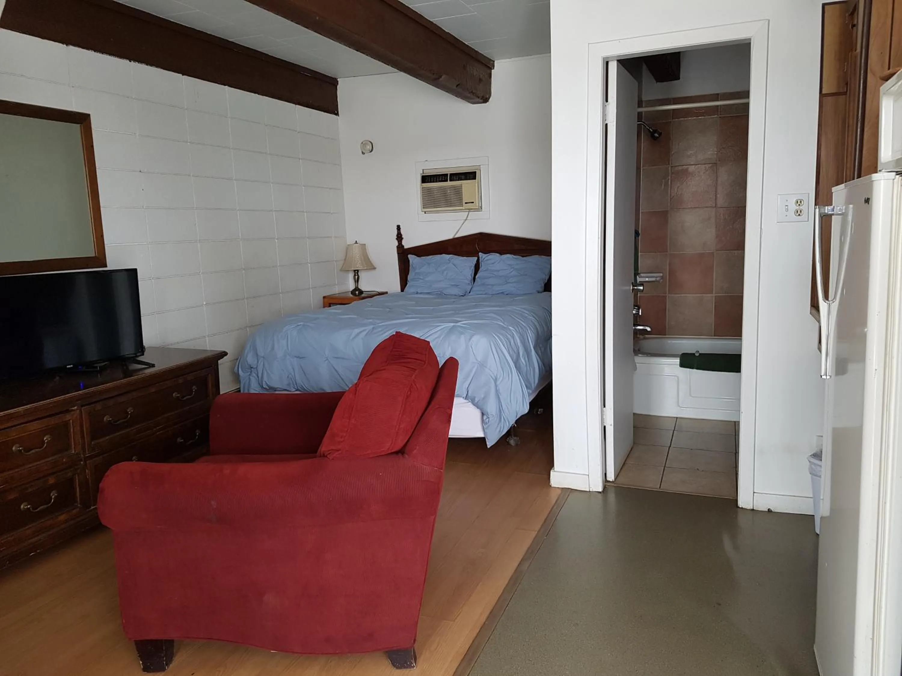 Bed in Caravan Motel