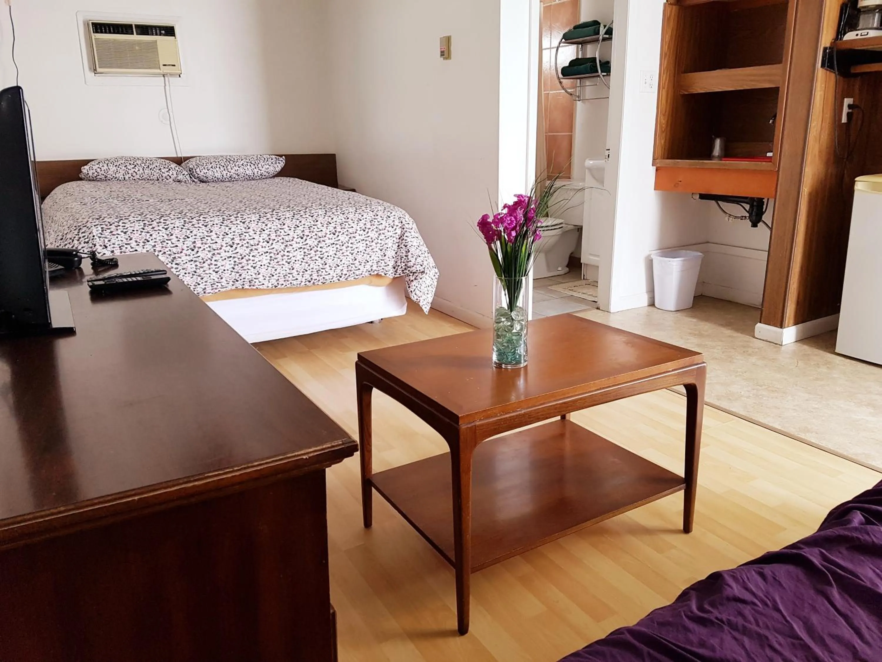 Bed in Caravan Motel