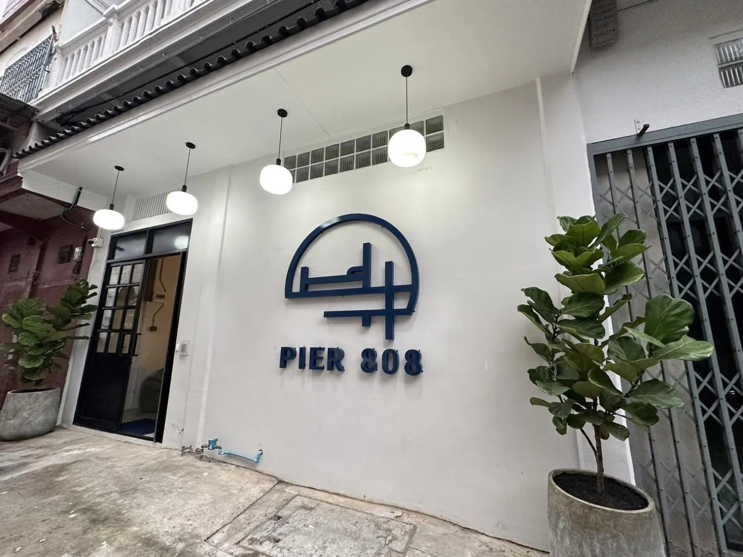 Facade/entrance in PIER 808 Hostel
