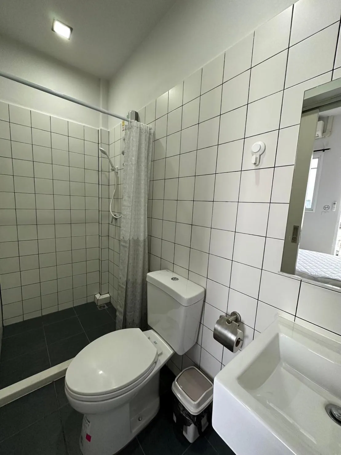 Bathroom in PIER 808 Hostel