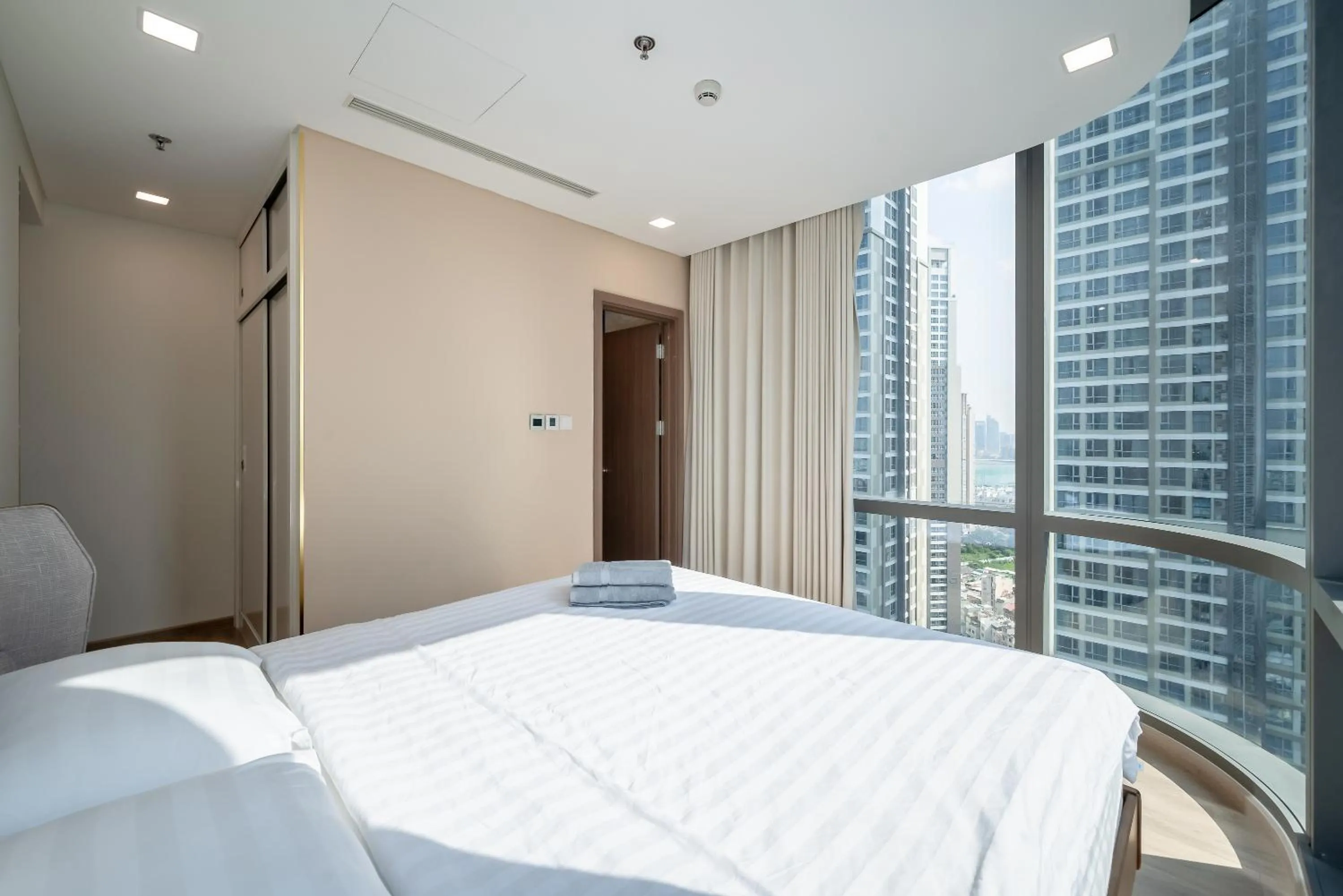 Bed in LANDMARK 81 CONDOTEL CBD in HCMC