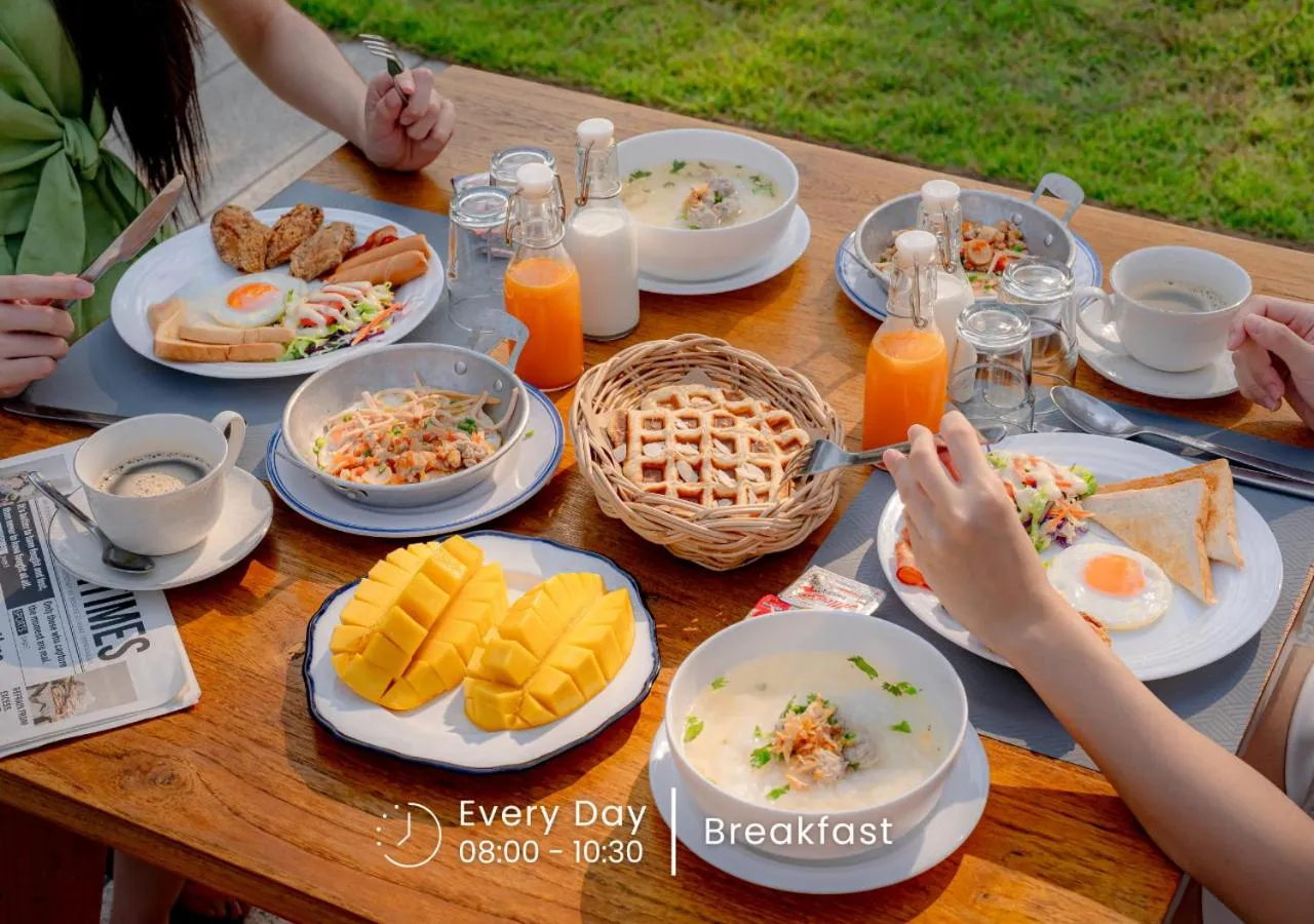 Food and drinks in Emmarin Villa