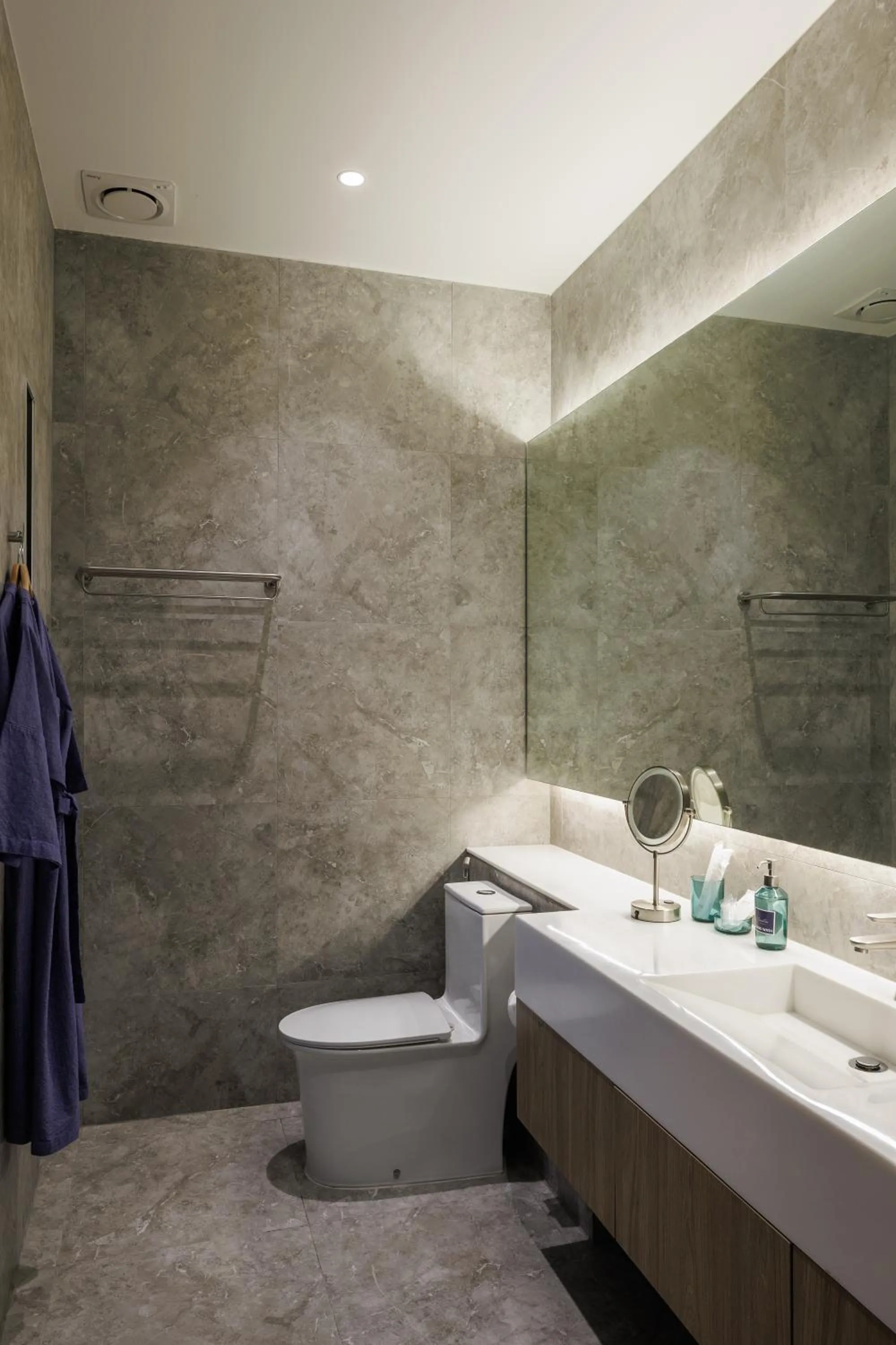 Toilet in Emmarin Villa