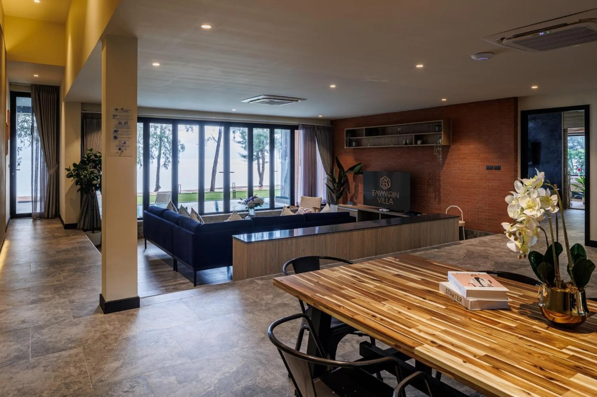 Restaurant/places to eat in Emmarin Villa