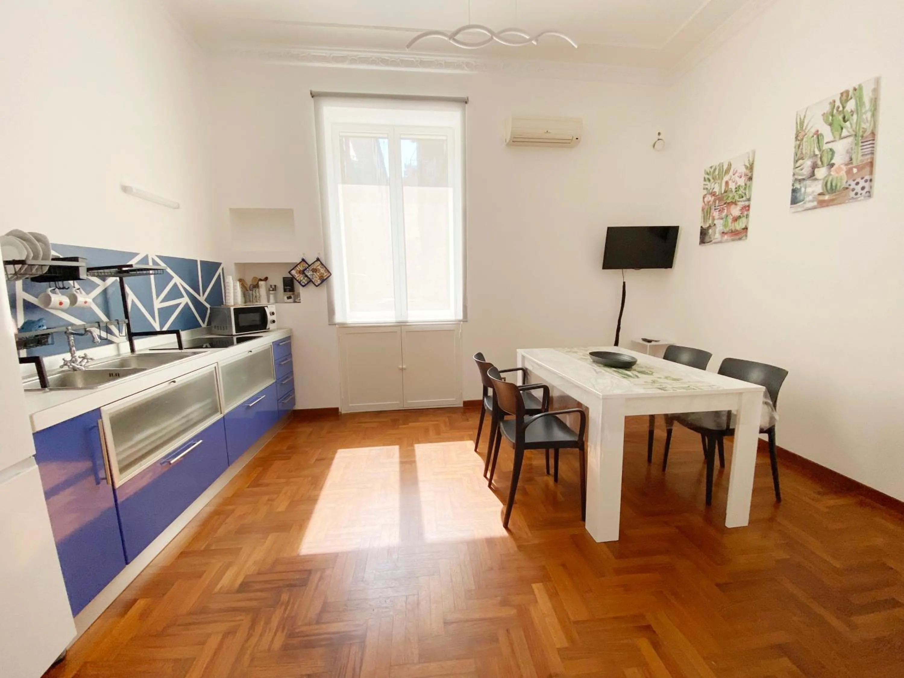 Kitchen or kitchenette in Kamaffari Central Apartment