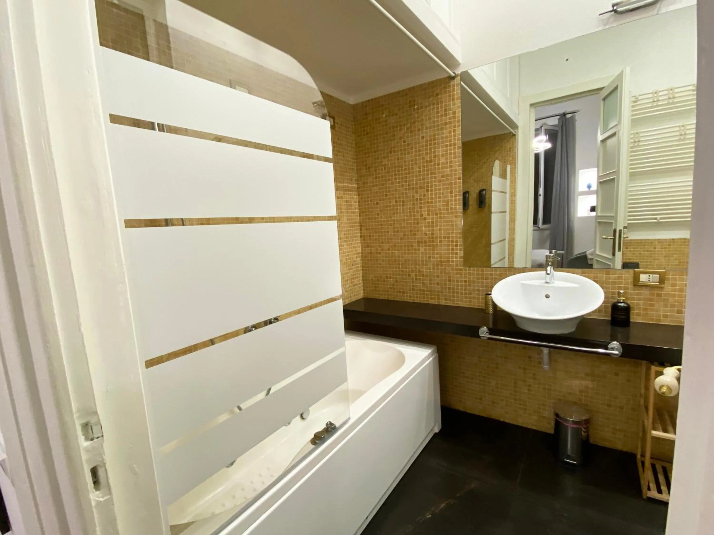 Bathroom in Kamaffari Central Apartment