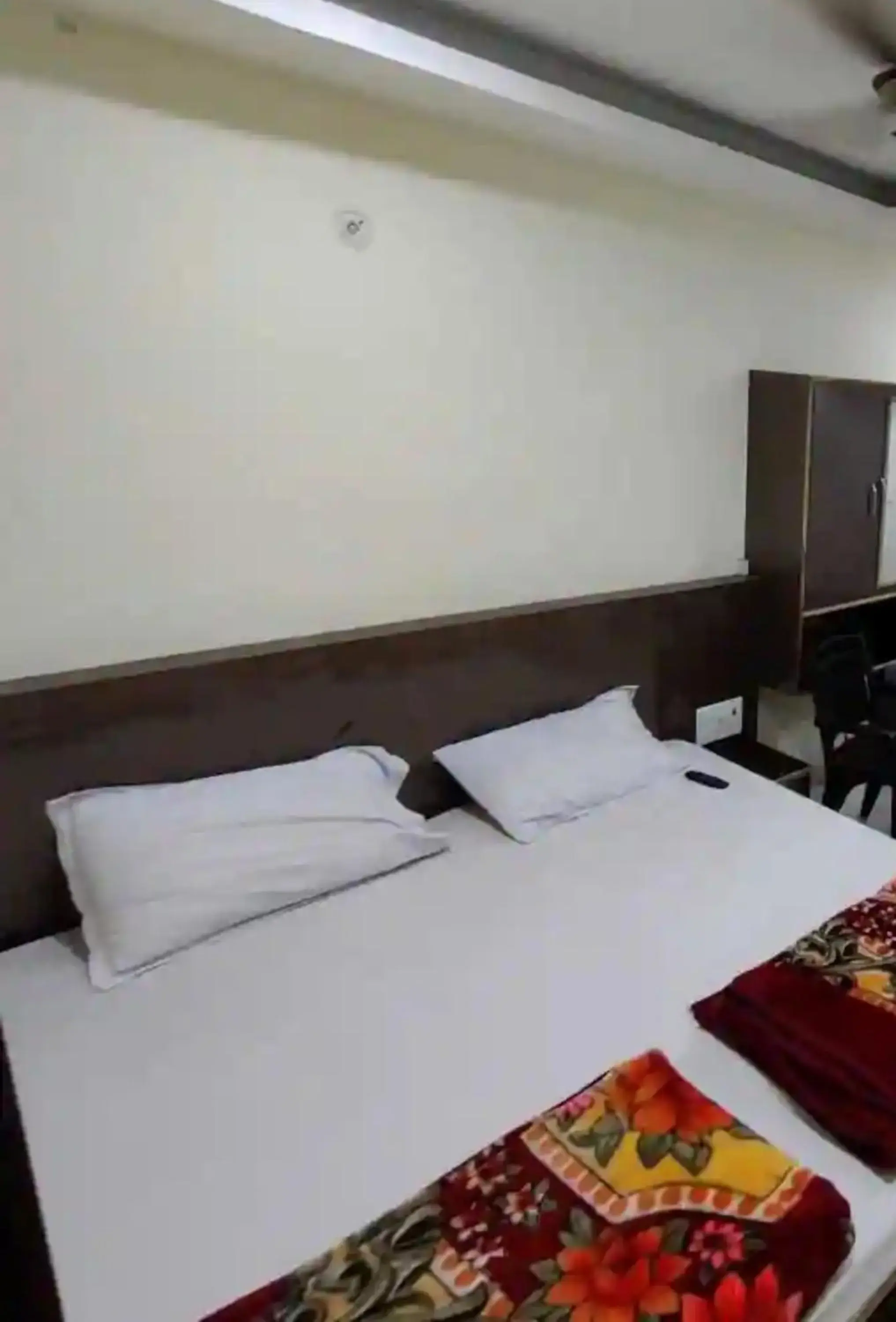 Bed in Goroomgo Swastik Guest House Varanasi Near Kashi Vishwanath Temple Bed in Goroomgo Swastik Guest House Varanasi Near Kashi Vishwanath Temple