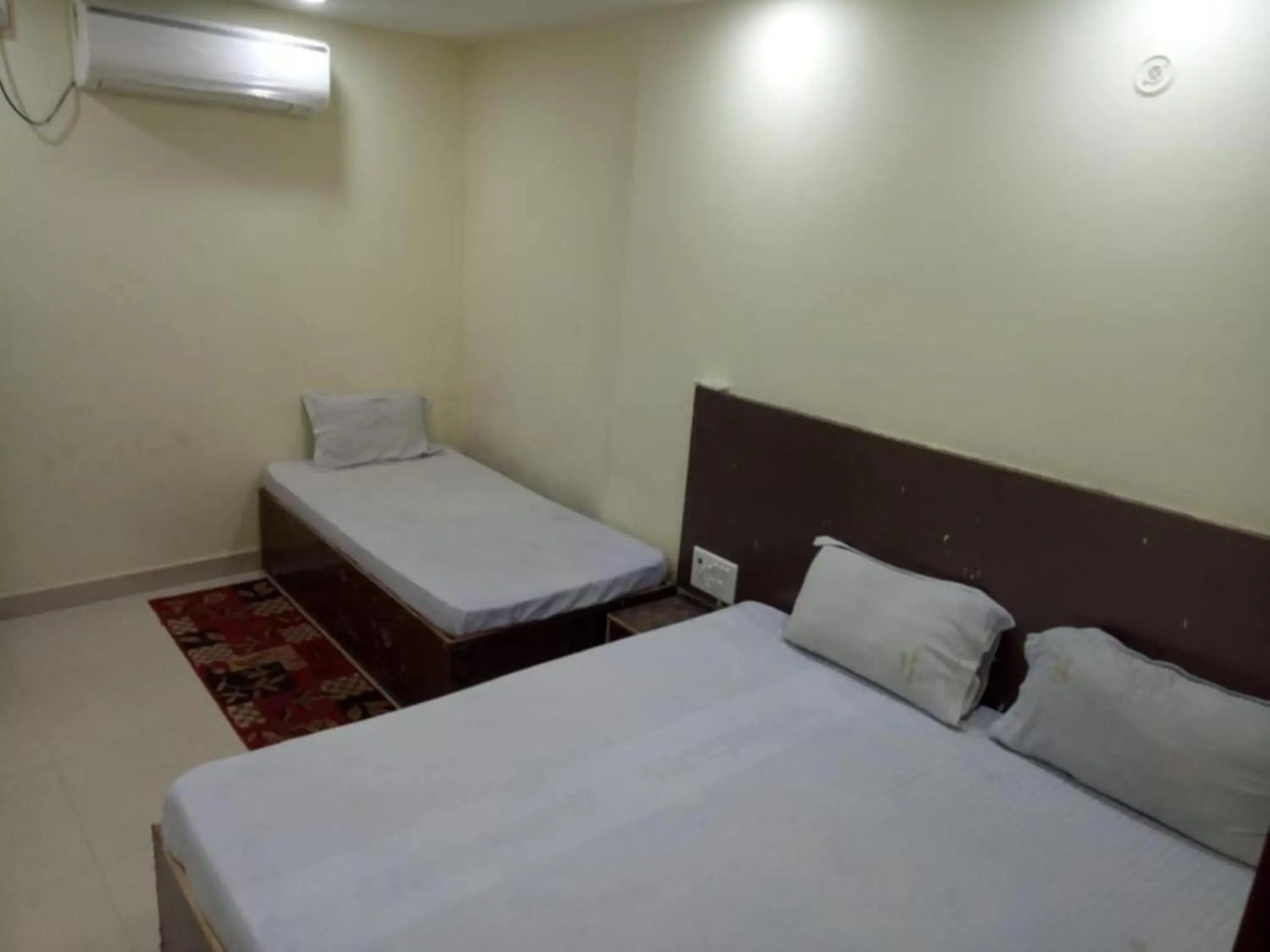 Bed in Goroomgo Swastik Guest House Varanasi Near Kashi Vishwanath Temple Bed in Goroomgo Swastik Guest House Varanasi Near Kashi Vishwanath Temple