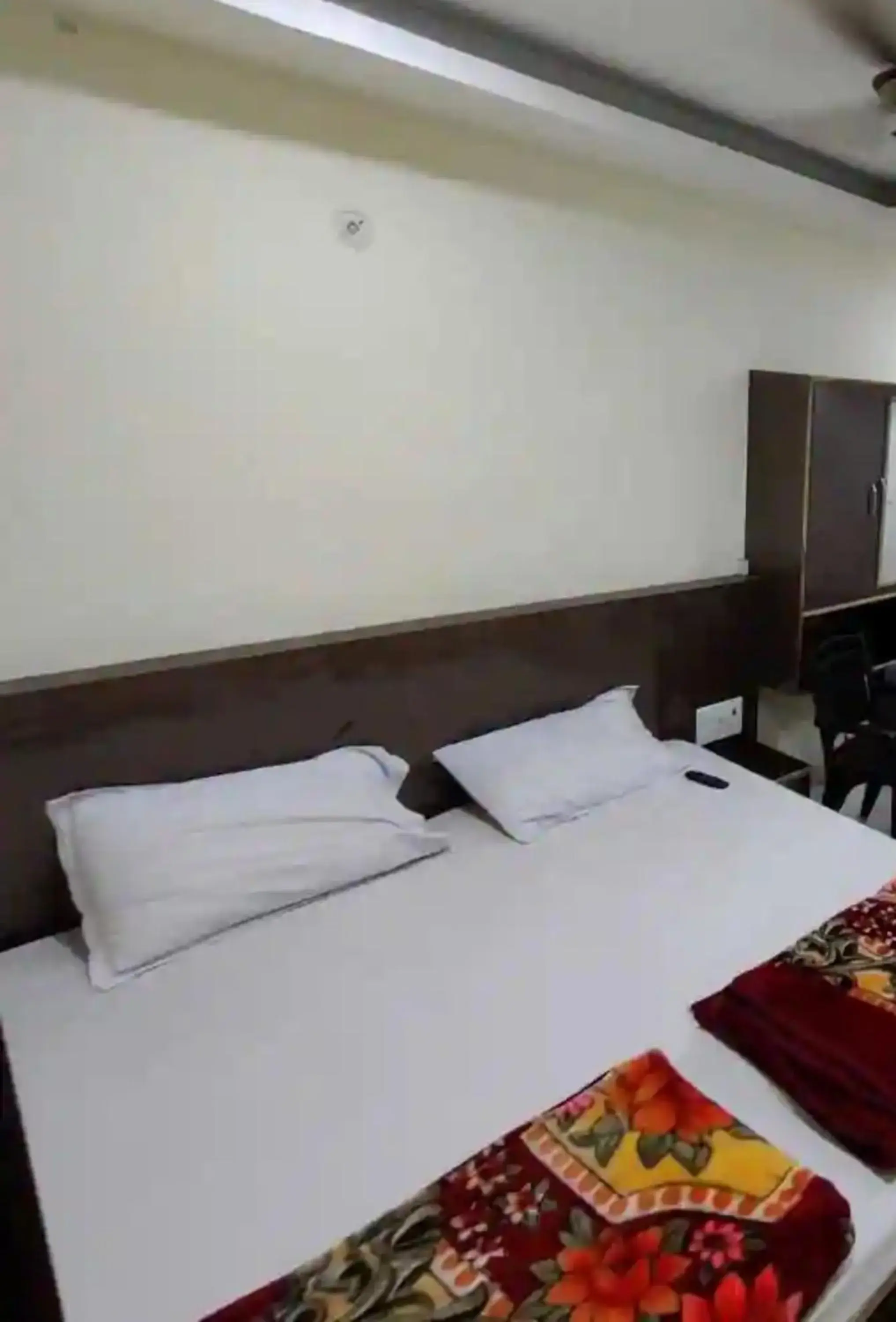 Bed in Goroomgo Swastik Guest House Varanasi Near Kashi Vishwanath Temple Bed in Goroomgo Swastik Guest House Varanasi Near Kashi Vishwanath Temple
