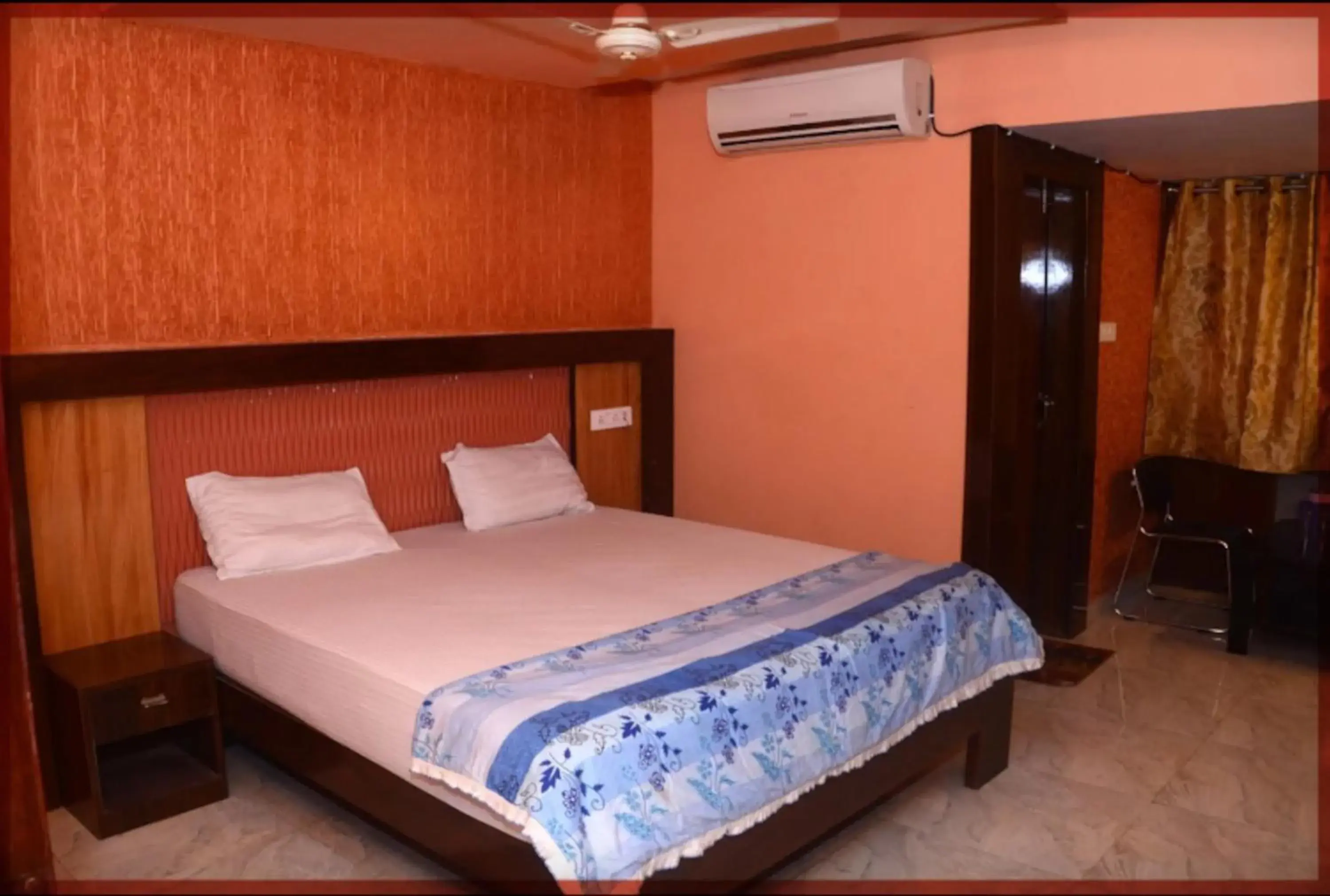 Bed in Goroomgo Swastik Guest House Varanasi Near Kashi Vishwanath Temple Bed in Goroomgo Swastik Guest House Varanasi Near Kashi Vishwanath Temple