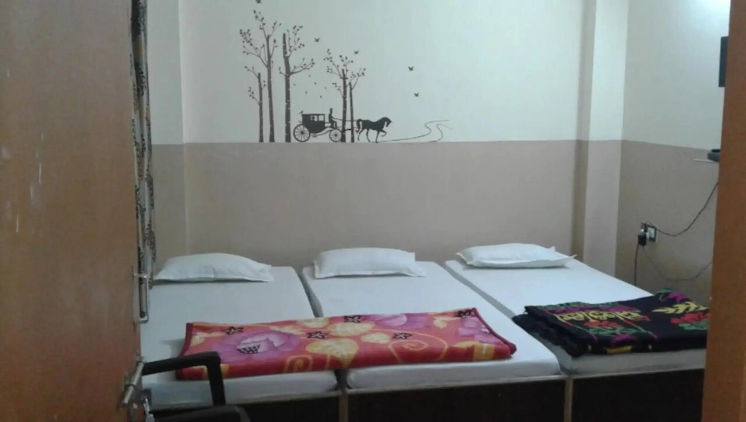 Bed in Goroomgo Swastik Guest House Varanasi Near Kashi Vishwanath Temple Bed in Goroomgo Swastik Guest House Varanasi Near Kashi Vishwanath Temple