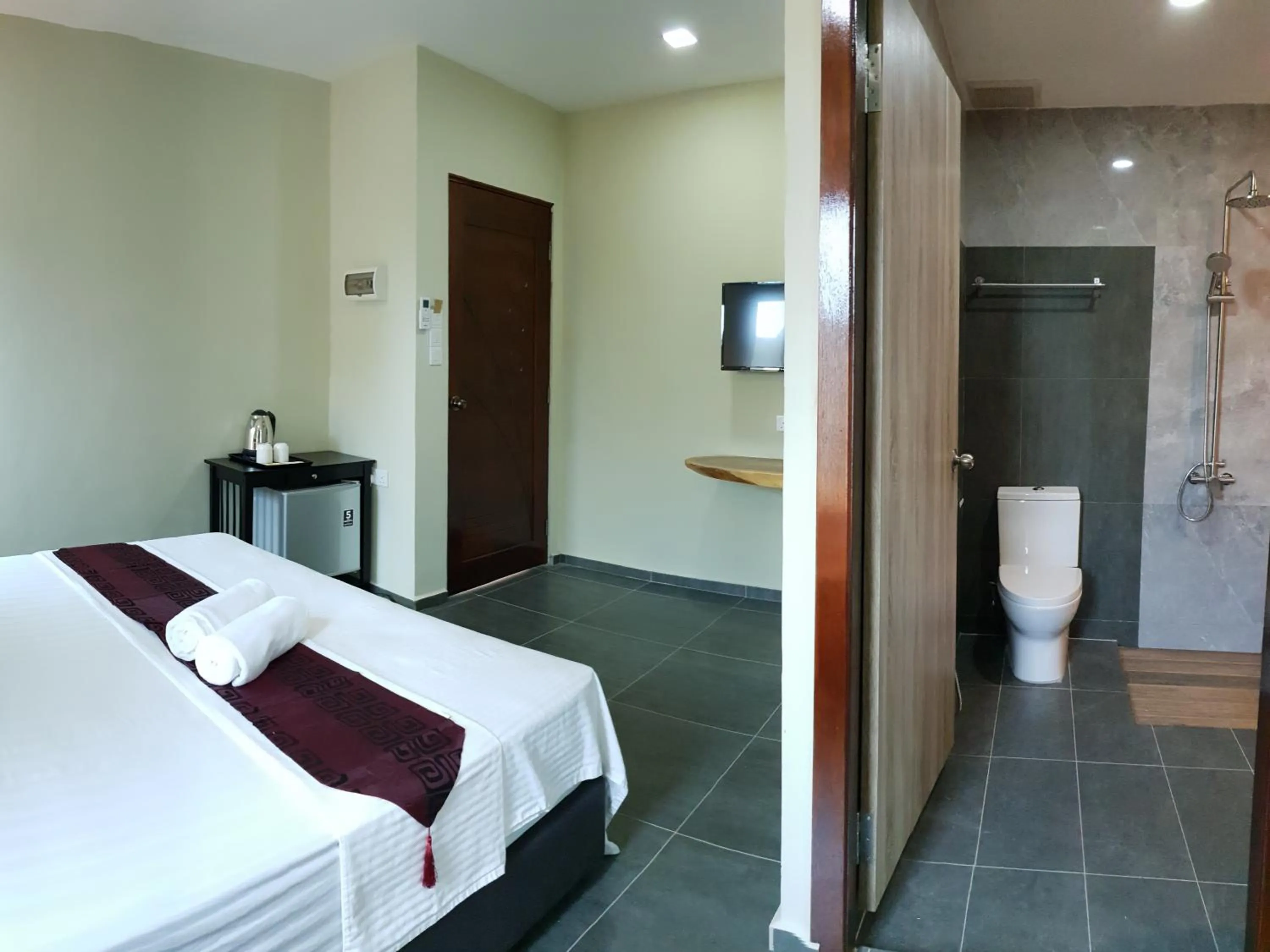 Shower, Bed in Chenang Inn
