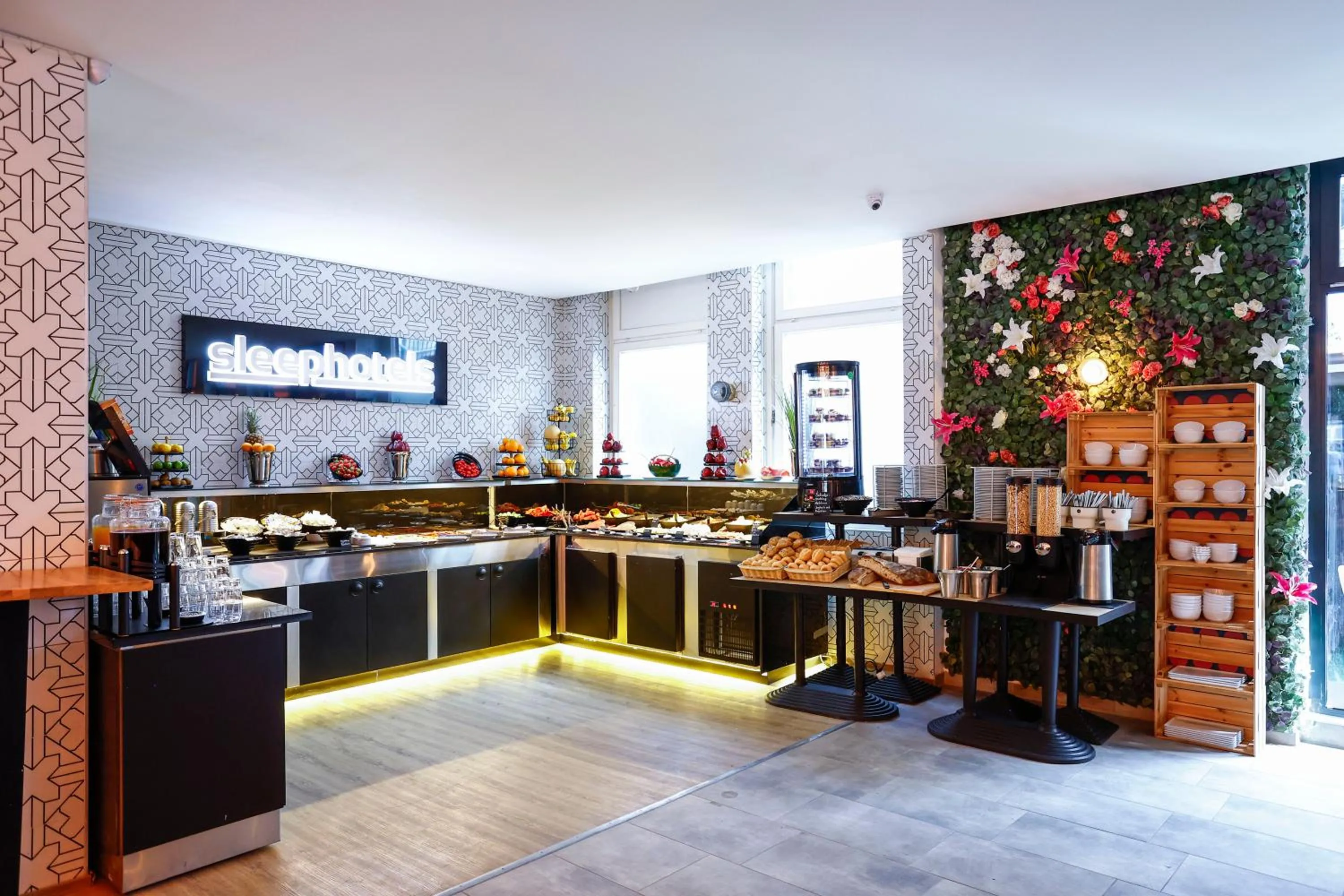 Restaurant/places to eat in Sleephotels Cosmos