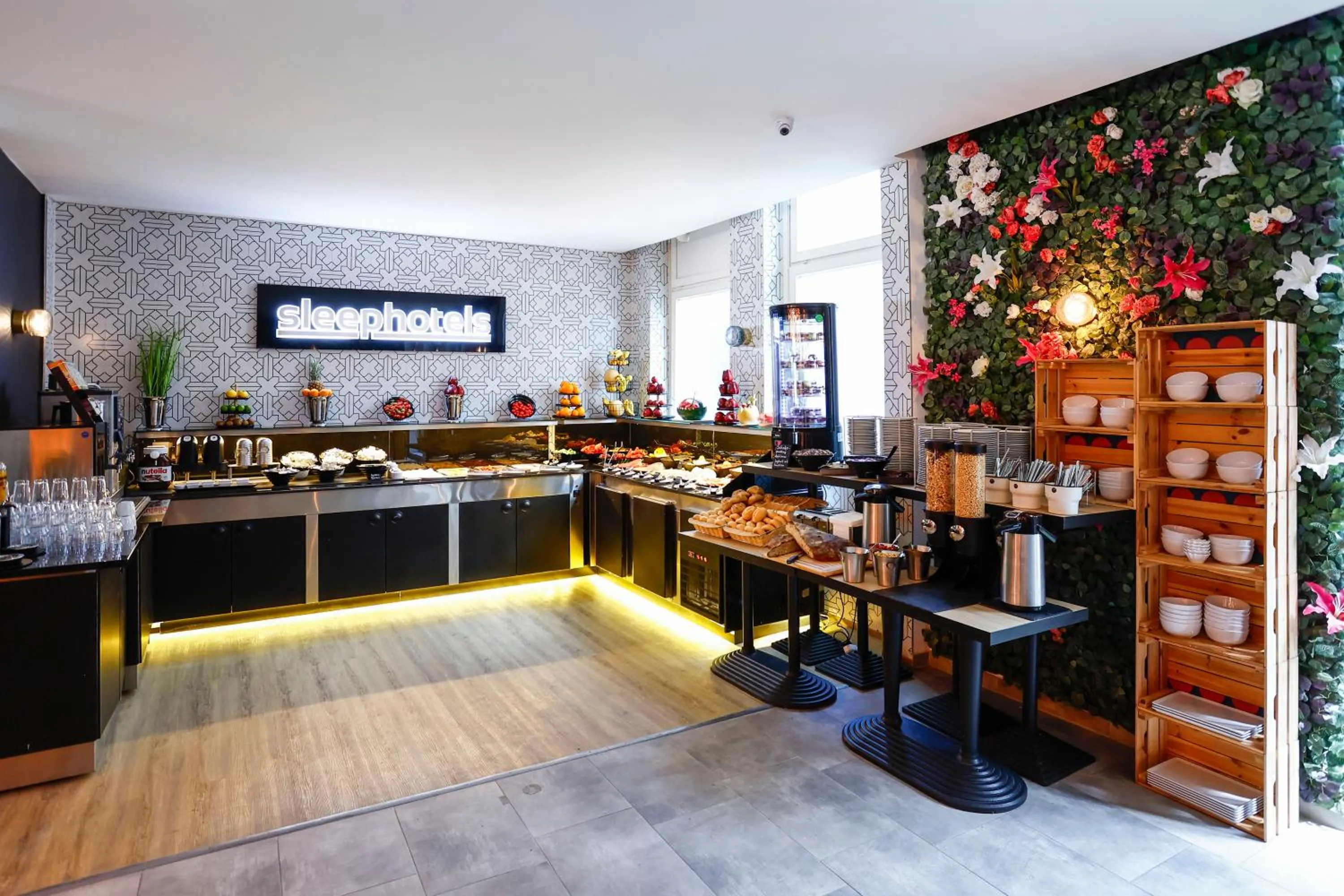 Restaurant/places to eat in Sleephotels Cosmos