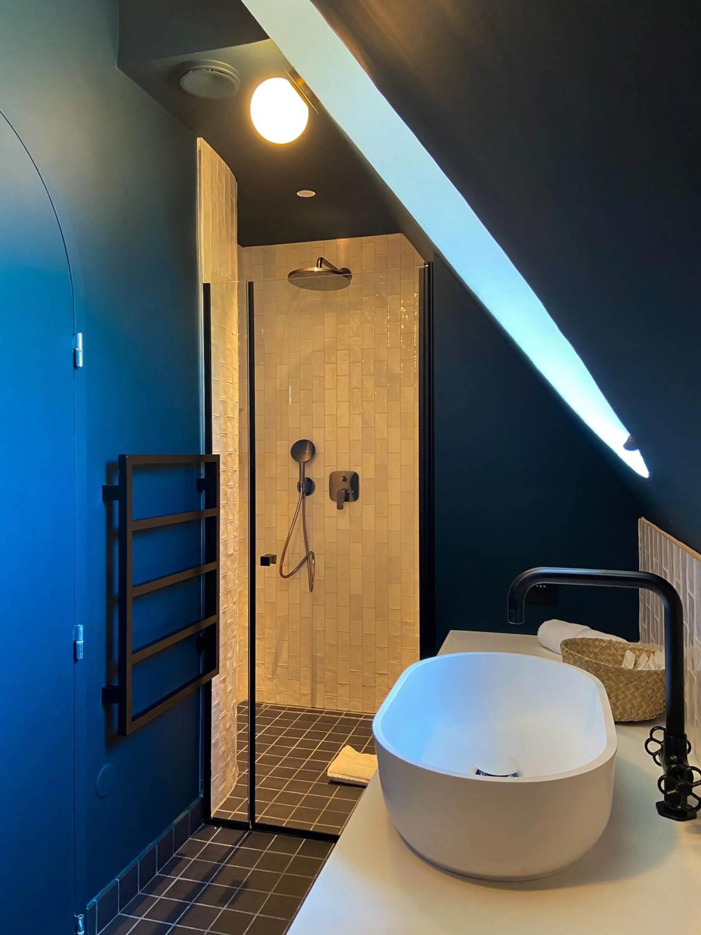 Shower, Bed in Bienheureux Hôtel & Restaurant