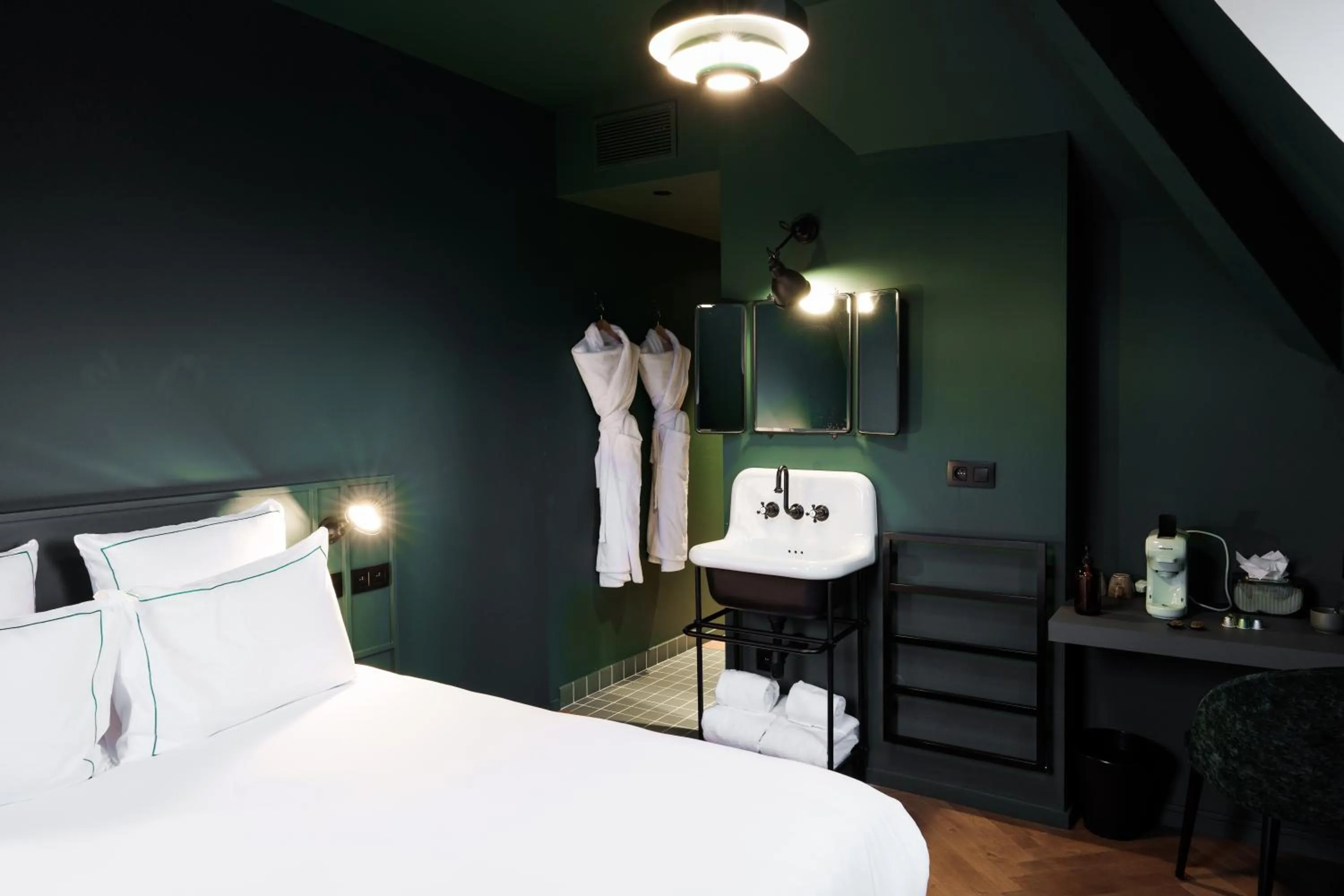 Bed in Bienheureux Hôtel & Restaurant