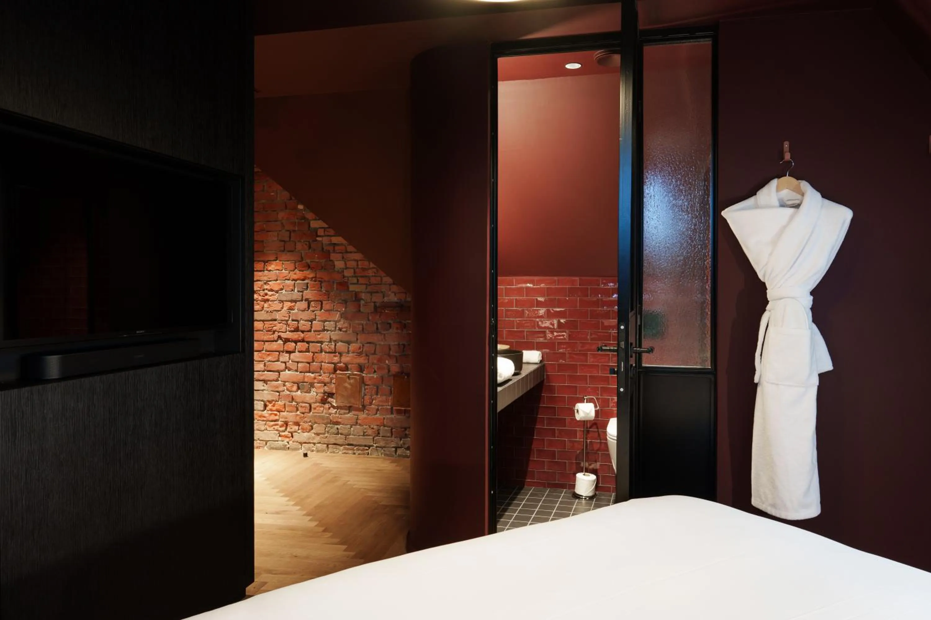 Bathroom, Bed in Bienheureux Hôtel & Restaurant